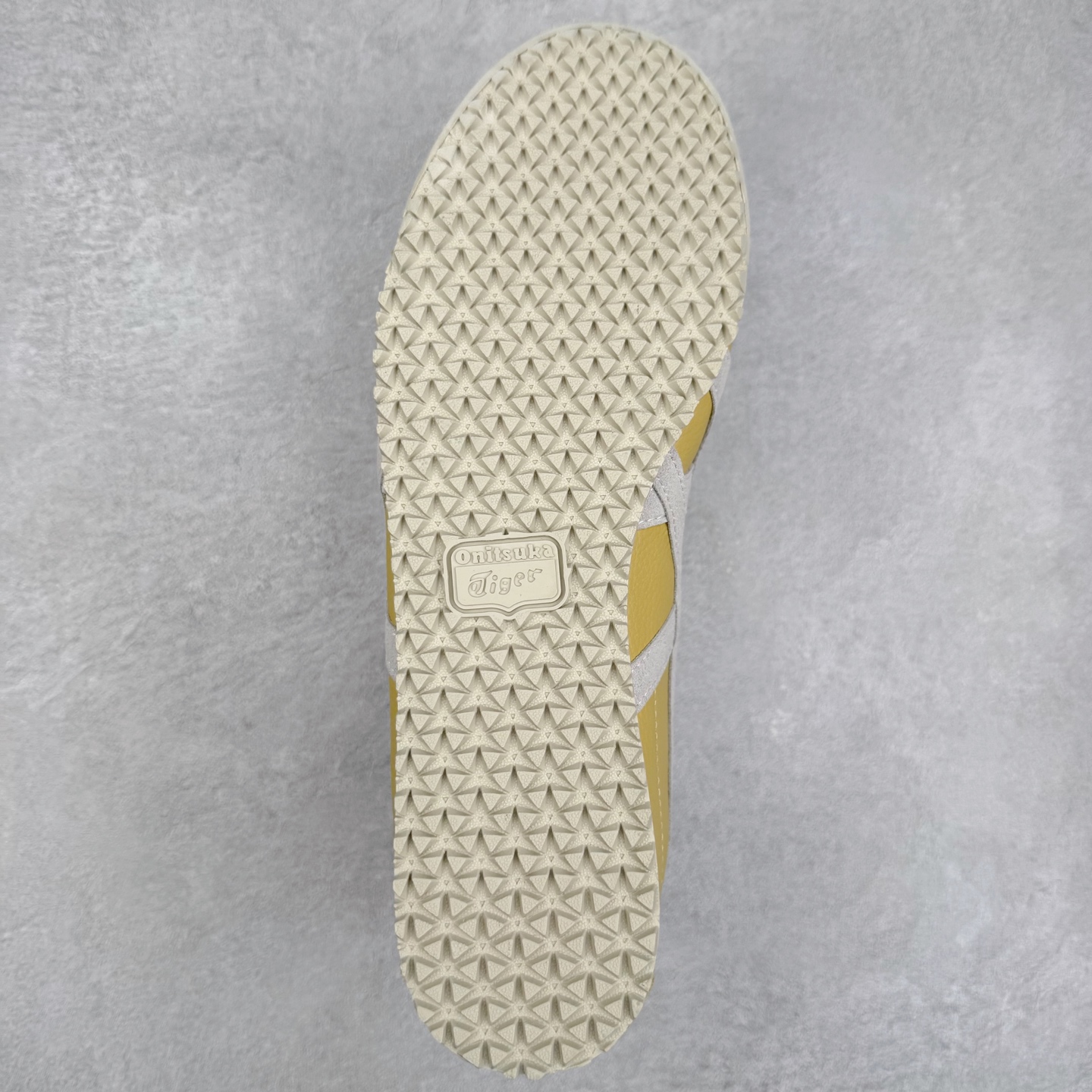 图片[9]-＃C版 Asics Onitsuka Tiger MEXICO 66 亚瑟士鬼冢虎复古经典板鞋 CNY 龙年限定 白红 市场王者选手 海外订单工厂出品 长期生产补货永不断码 超成熟稳定的做工品控 原装全套纸板楦头开发 原汁原味 完美呈现版型 私模正确鞋底咬花纹路 一比一鞋头弧度高度鞋身弧度 绝不口嗨 细节品控鞋型随意秒杀市面 原档咬花纹路私模大底 一个单元有六个三角形 总体形拼接呈现花瓣状 官方四联吊牌 原装Ortholite轻量化鞋垫 原盒原配 质保卡 说明书 钢印防尘纸 纸板中底带钢印 乳胶组合鞋垫 支持全方位的对比专柜 产品从款式颜色造型上体现出追求舒适和细节的完美 鞋类更是推崇手工制作的严谨与完美 融舒适性与可穿性的设计风格 注重细节的完美和别致魅力 既保持稳重 又不失轻松的时尚感 尺码：36 37 37.5 38 39 39.5 40 40.5 41.5 42 42.5 43.5 44 45-选品中心