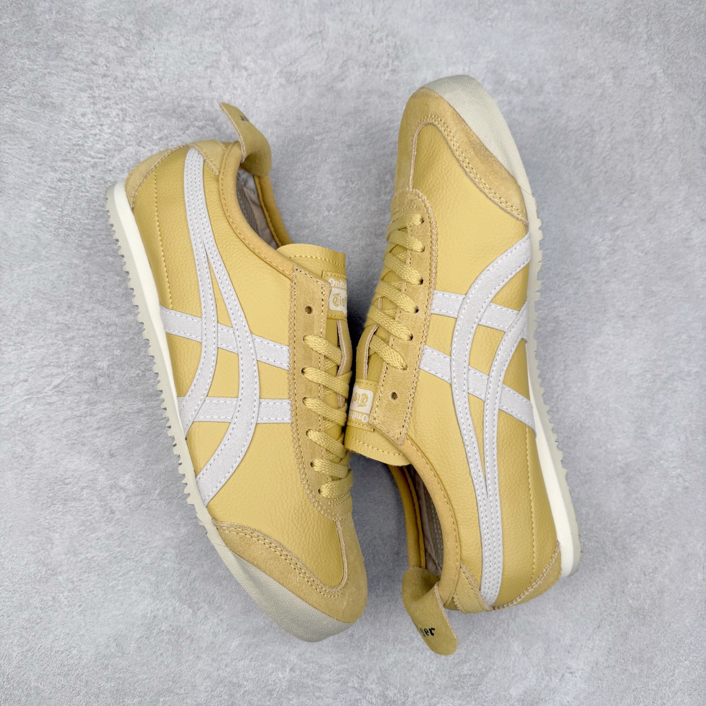 图片[3]-＃C版 Asics Onitsuka Tiger MEXICO 66 亚瑟士鬼冢虎复古经典板鞋 CNY 龙年限定 白红 市场王者选手 海外订单工厂出品 长期生产补货永不断码 超成熟稳定的做工品控 原装全套纸板楦头开发 原汁原味 完美呈现版型 私模正确鞋底咬花纹路 一比一鞋头弧度高度鞋身弧度 绝不口嗨 细节品控鞋型随意秒杀市面 原档咬花纹路私模大底 一个单元有六个三角形 总体形拼接呈现花瓣状 官方四联吊牌 原装Ortholite轻量化鞋垫 原盒原配 质保卡 说明书 钢印防尘纸 纸板中底带钢印 乳胶组合鞋垫 支持全方位的对比专柜 产品从款式颜色造型上体现出追求舒适和细节的完美 鞋类更是推崇手工制作的严谨与完美 融舒适性与可穿性的设计风格 注重细节的完美和别致魅力 既保持稳重 又不失轻松的时尚感 尺码：36 37 37.5 38 39 39.5 40 40.5 41.5 42 42.5 43.5 44 45-选品中心