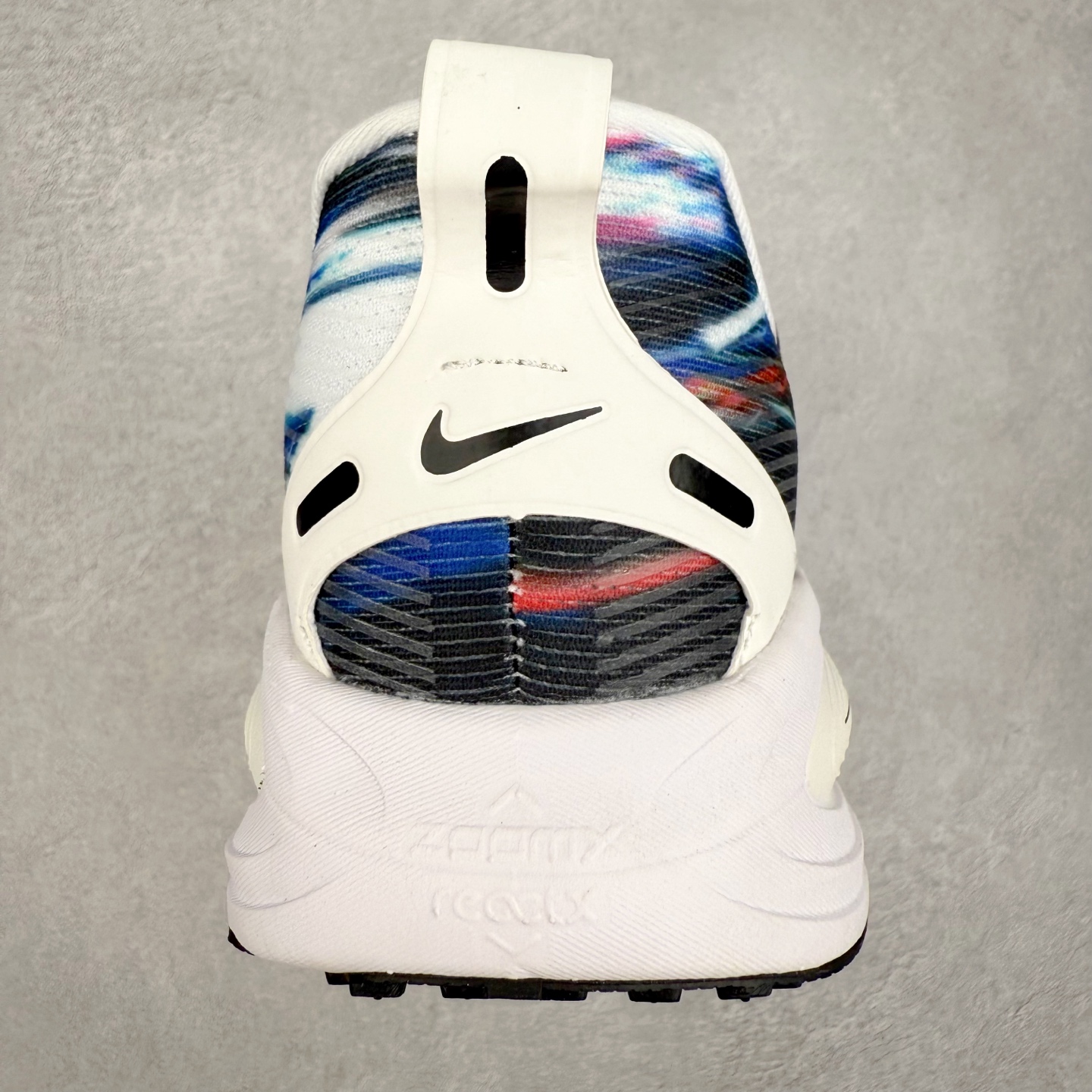 图片[8]-NK Air Zoom Vomero 18 轻便舒适公路跑步鞋 IB8169-999 质感柔软 弹力充沛 助力一路畅跑 乐享不停 厚实泡绵缔造舒适的回弹效果 铸就出色跑步表现 该鞋款轻盈透气 带你步入舒适新境界 疾速刺激感和非凡舒适脚感交织 定能让跑者在迈步间找到渴望已久的跑步乐趣 自如掌控跑步节奏、配速和里程 足底缓震配置赋予双足柔软舒适感受 助你一路畅跑 缓震设计 在双足触地时有助提供舒适脚感 搭载性能出众的 ZoomX 和 Cushlon 泡绵 营造柔软舒适脚感 助你稳稳迈步 基于跑者反馈 简化中底设计 带来出色舒适感 尺码：36 36.5 37.5 38 38.5 39 40 40.5 41 42 42.5 43 44 44.5 45-选品中心