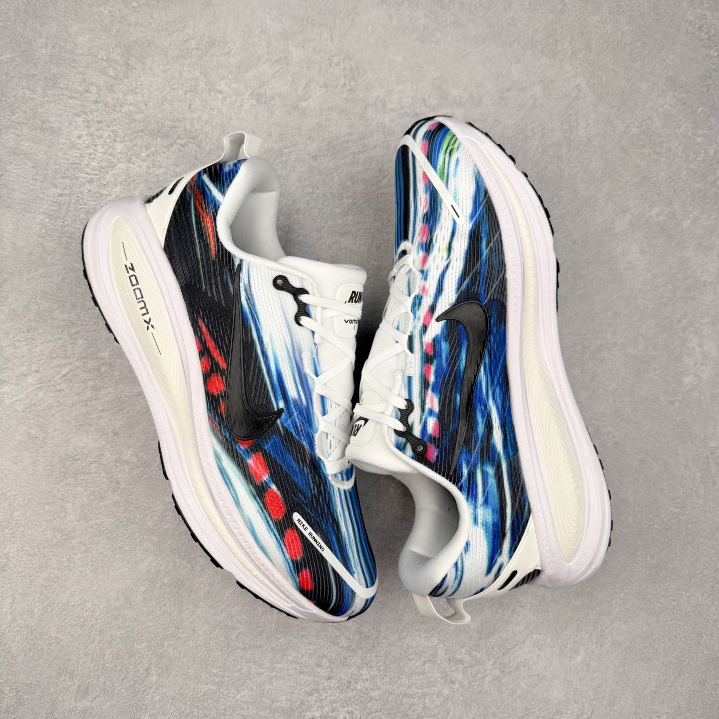 图片[3]-NK Air Zoom Vomero 18 轻便舒适公路跑步鞋 IB8169-999 质感柔软 弹力充沛 助力一路畅跑 乐享不停 厚实泡绵缔造舒适的回弹效果 铸就出色跑步表现 该鞋款轻盈透气 带你步入舒适新境界 疾速刺激感和非凡舒适脚感交织 定能让跑者在迈步间找到渴望已久的跑步乐趣 自如掌控跑步节奏、配速和里程 足底缓震配置赋予双足柔软舒适感受 助你一路畅跑 缓震设计 在双足触地时有助提供舒适脚感 搭载性能出众的 ZoomX 和 Cushlon 泡绵 营造柔软舒适脚感 助你稳稳迈步 基于跑者反馈 简化中底设计 带来出色舒适感 尺码：36 36.5 37.5 38 38.5 39 40 40.5 41 42 42.5 43 44 44.5 45-选品中心