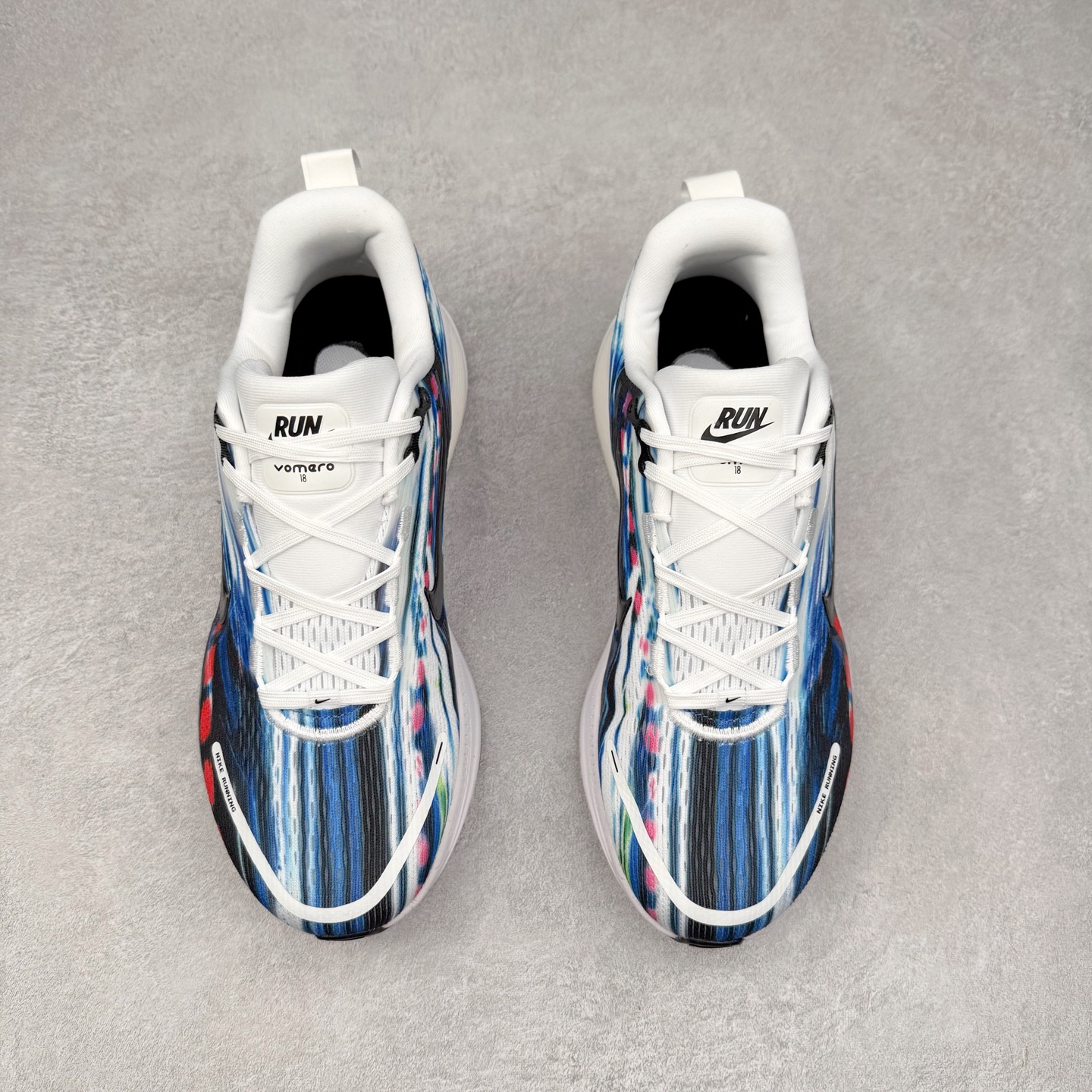 图片[2]-NK Air Zoom Vomero 18 轻便舒适公路跑步鞋 IB8169-999 质感柔软 弹力充沛 助力一路畅跑 乐享不停 厚实泡绵缔造舒适的回弹效果 铸就出色跑步表现 该鞋款轻盈透气 带你步入舒适新境界 疾速刺激感和非凡舒适脚感交织 定能让跑者在迈步间找到渴望已久的跑步乐趣 自如掌控跑步节奏、配速和里程 足底缓震配置赋予双足柔软舒适感受 助你一路畅跑 缓震设计 在双足触地时有助提供舒适脚感 搭载性能出众的 ZoomX 和 Cushlon 泡绵 营造柔软舒适脚感 助你稳稳迈步 基于跑者反馈 简化中底设计 带来出色舒适感 尺码：36 36.5 37.5 38 38.5 39 40 40.5 41 42 42.5 43 44 44.5 45-选品中心