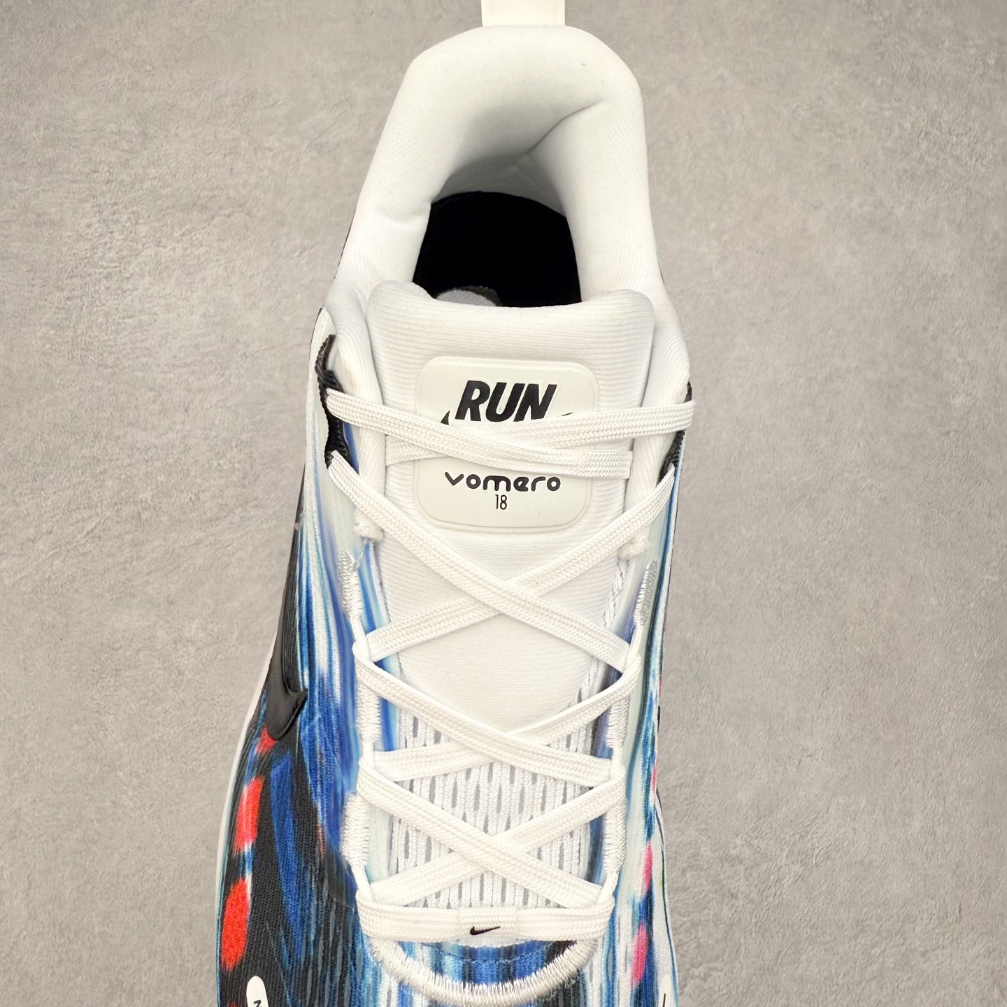 图片[5]-NK Air Zoom Vomero 18 轻便舒适公路跑步鞋 IB8169-999 质感柔软 弹力充沛 助力一路畅跑 乐享不停 厚实泡绵缔造舒适的回弹效果 铸就出色跑步表现 该鞋款轻盈透气 带你步入舒适新境界 疾速刺激感和非凡舒适脚感交织 定能让跑者在迈步间找到渴望已久的跑步乐趣 自如掌控跑步节奏、配速和里程 足底缓震配置赋予双足柔软舒适感受 助你一路畅跑 缓震设计 在双足触地时有助提供舒适脚感 搭载性能出众的 ZoomX 和 Cushlon 泡绵 营造柔软舒适脚感 助你稳稳迈步 基于跑者反馈 简化中底设计 带来出色舒适感 尺码：36 36.5 37.5 38 38.5 39 40 40.5 41 42 42.5 43 44 44.5 45-选品中心