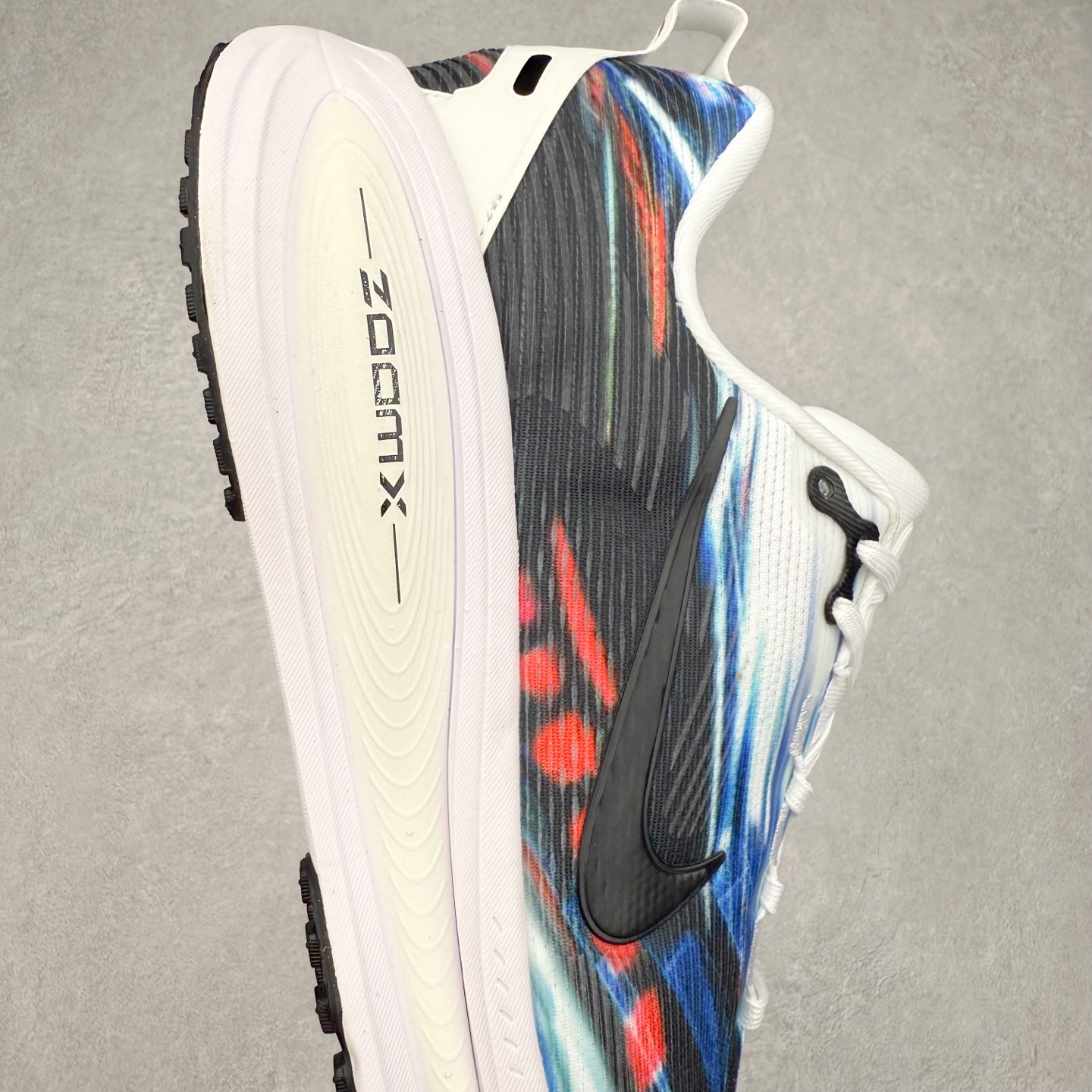 图片[6]-NK Air Zoom Vomero 18 轻便舒适公路跑步鞋 IB8169-999 质感柔软 弹力充沛 助力一路畅跑 乐享不停 厚实泡绵缔造舒适的回弹效果 铸就出色跑步表现 该鞋款轻盈透气 带你步入舒适新境界 疾速刺激感和非凡舒适脚感交织 定能让跑者在迈步间找到渴望已久的跑步乐趣 自如掌控跑步节奏、配速和里程 足底缓震配置赋予双足柔软舒适感受 助你一路畅跑 缓震设计 在双足触地时有助提供舒适脚感 搭载性能出众的 ZoomX 和 Cushlon 泡绵 营造柔软舒适脚感 助你稳稳迈步 基于跑者反馈 简化中底设计 带来出色舒适感 尺码：36 36.5 37.5 38 38.5 39 40 40.5 41 42 42.5 43 44 44.5 45-选品中心