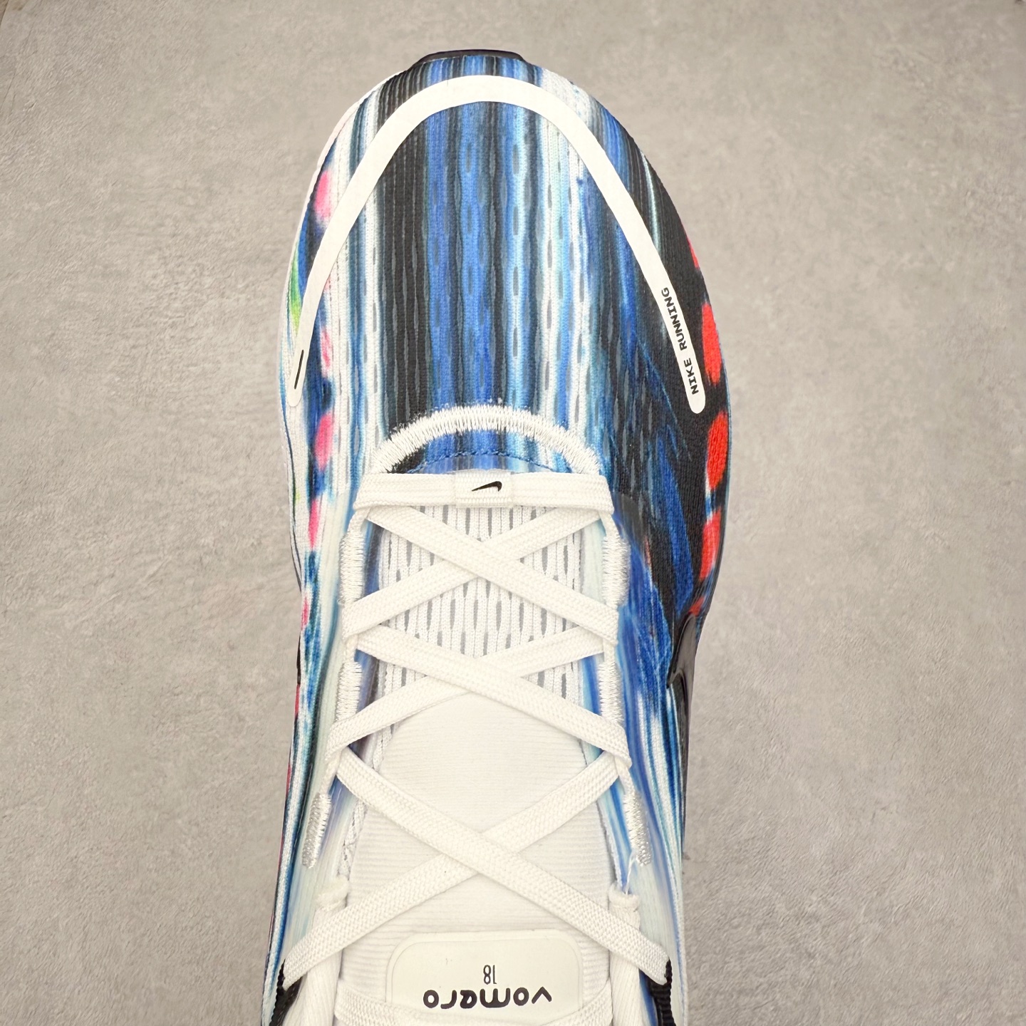 图片[4]-NK Air Zoom Vomero 18 轻便舒适公路跑步鞋 IB8169-999 质感柔软 弹力充沛 助力一路畅跑 乐享不停 厚实泡绵缔造舒适的回弹效果 铸就出色跑步表现 该鞋款轻盈透气 带你步入舒适新境界 疾速刺激感和非凡舒适脚感交织 定能让跑者在迈步间找到渴望已久的跑步乐趣 自如掌控跑步节奏、配速和里程 足底缓震配置赋予双足柔软舒适感受 助你一路畅跑 缓震设计 在双足触地时有助提供舒适脚感 搭载性能出众的 ZoomX 和 Cushlon 泡绵 营造柔软舒适脚感 助你稳稳迈步 基于跑者反馈 简化中底设计 带来出色舒适感 尺码：36 36.5 37.5 38 38.5 39 40 40.5 41 42 42.5 43 44 44.5 45-选品中心