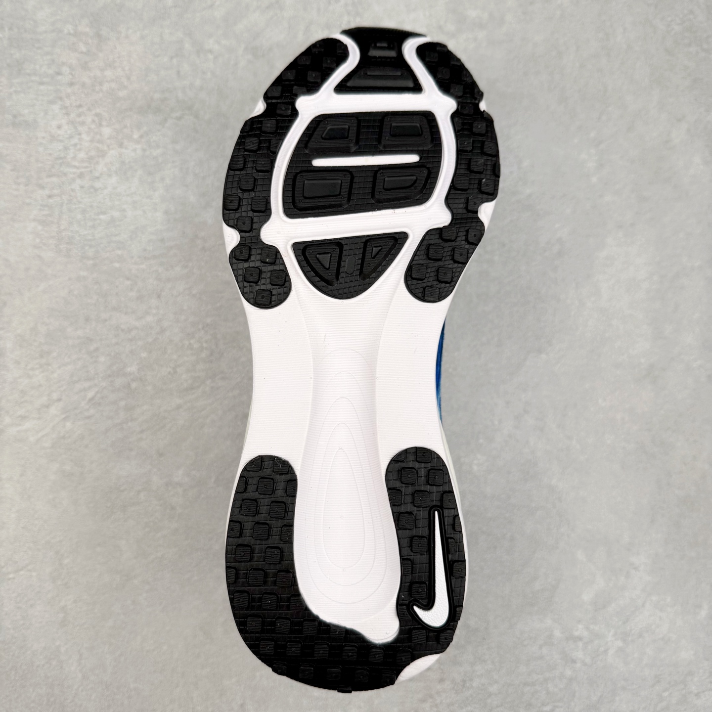 图片[9]-NK Air Zoom Vomero 18 轻便舒适公路跑步鞋 IB8169-999 质感柔软 弹力充沛 助力一路畅跑 乐享不停 厚实泡绵缔造舒适的回弹效果 铸就出色跑步表现 该鞋款轻盈透气 带你步入舒适新境界 疾速刺激感和非凡舒适脚感交织 定能让跑者在迈步间找到渴望已久的跑步乐趣 自如掌控跑步节奏、配速和里程 足底缓震配置赋予双足柔软舒适感受 助你一路畅跑 缓震设计 在双足触地时有助提供舒适脚感 搭载性能出众的 ZoomX 和 Cushlon 泡绵 营造柔软舒适脚感 助你稳稳迈步 基于跑者反馈 简化中底设计 带来出色舒适感 尺码：36 36.5 37.5 38 38.5 39 40 40.5 41 42 42.5 43 44 44.5 45-选品中心