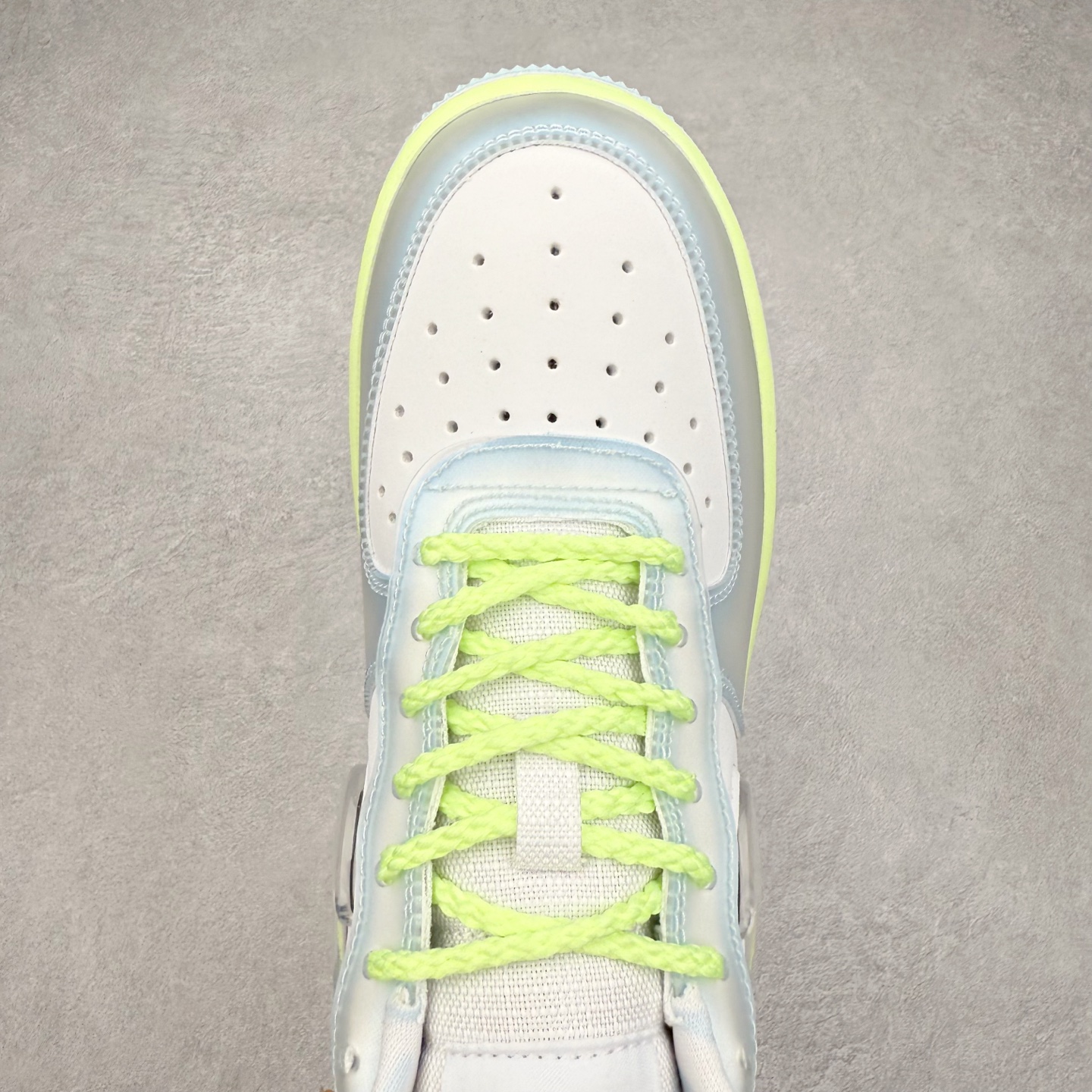 图片[4]-＃XT纯原 NK Air Force 1´07 Low 空军一号低帮百搭休闲运动板鞋 HJ4399-400 顶级批次 2022全新楦头鞋型 鱼鳞大底 历时开发三个月 清洁度完美 二维码鞋标 内置芯片及solo气垫 大底高度及其弧度依照正品 钢印 logo刺绣 鞋口弧度 鞋头长度 鞋面冲孔 鞋垫背胶及钢印 完美鞋型对比正品 每一处都是细节满满 柔软、弹性十足的缓震性能和出色的中底设计 横跨复古与现代的外型结合 造就出风靡全球 三十多年的Force 1 直到今天还深受青睐 实拍调校N版已经零色差零失真 百分百还原实物色彩所见即所得 不存在货不对板色差等低级问题 选购参考实物拍摄 不混卖不参货 只用心做好货严格选品 承诺混一赔十 尺码：36 36.5 37.5 38 38.5 39 40 40.5 41 42 42.5 43 44 44.5 45-选品中心