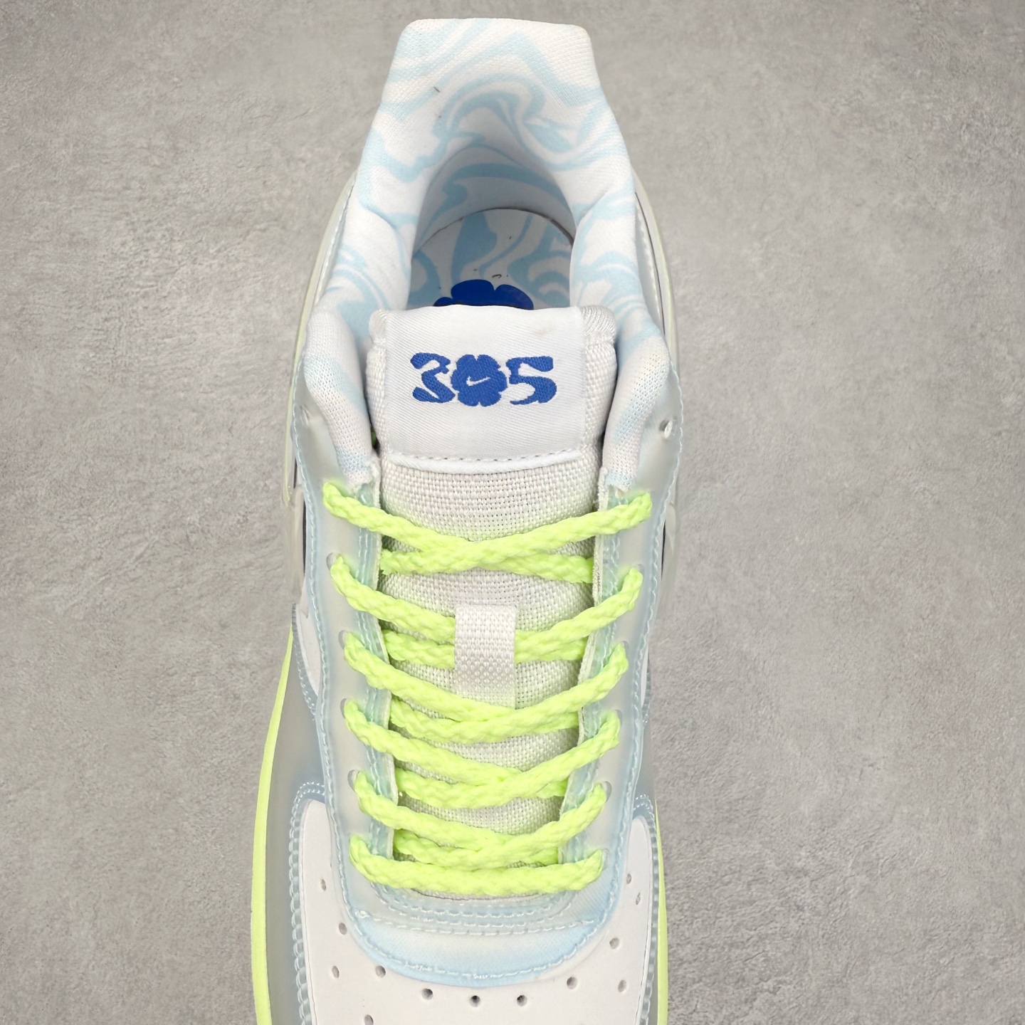 图片[5]-＃XT纯原 NK Air Force 1´07 Low 空军一号低帮百搭休闲运动板鞋 HJ4399-400 顶级批次 2022全新楦头鞋型 鱼鳞大底 历时开发三个月 清洁度完美 二维码鞋标 内置芯片及solo气垫 大底高度及其弧度依照正品 钢印 logo刺绣 鞋口弧度 鞋头长度 鞋面冲孔 鞋垫背胶及钢印 完美鞋型对比正品 每一处都是细节满满 柔软、弹性十足的缓震性能和出色的中底设计 横跨复古与现代的外型结合 造就出风靡全球 三十多年的Force 1 直到今天还深受青睐 实拍调校N版已经零色差零失真 百分百还原实物色彩所见即所得 不存在货不对板色差等低级问题 选购参考实物拍摄 不混卖不参货 只用心做好货严格选品 承诺混一赔十 尺码：36 36.5 37.5 38 38.5 39 40 40.5 41 42 42.5 43 44 44.5 45-选品中心