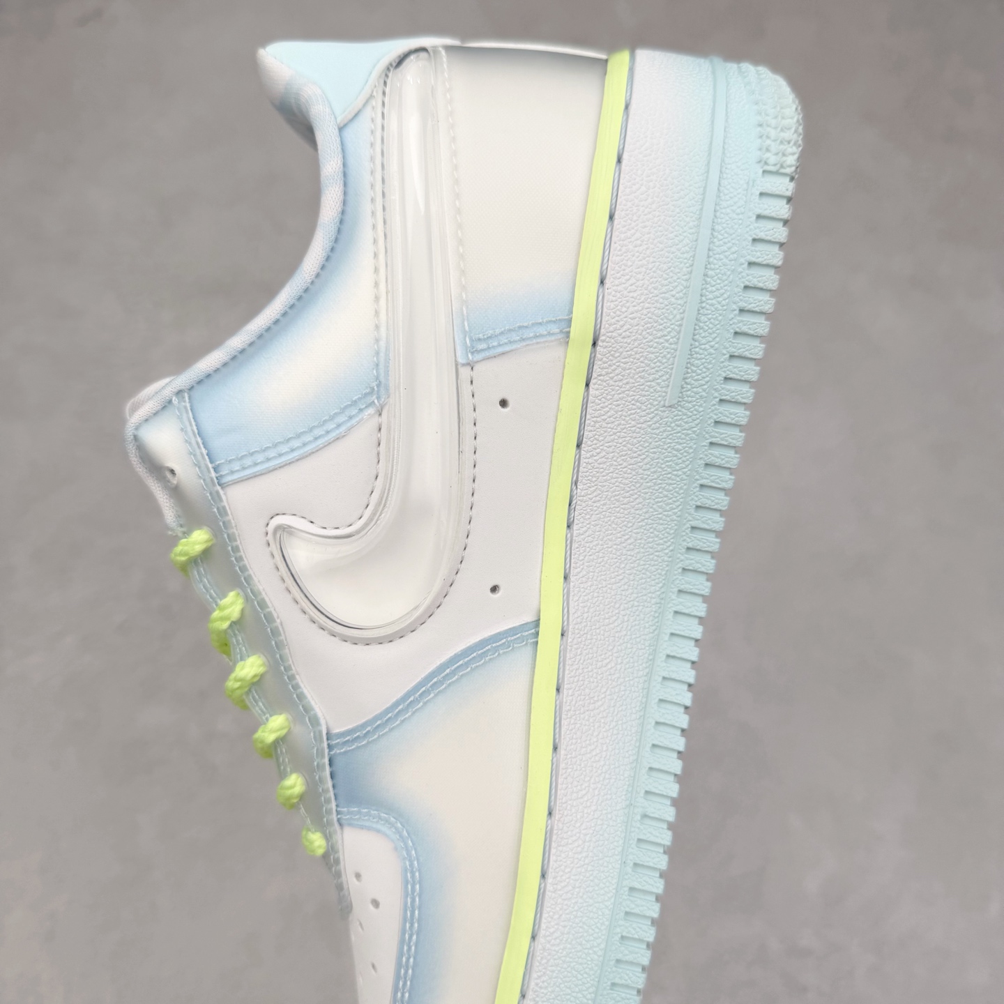 图片[7]-＃XT纯原 NK Air Force 1´07 Low 空军一号低帮百搭休闲运动板鞋 HJ4399-400 顶级批次 2022全新楦头鞋型 鱼鳞大底 历时开发三个月 清洁度完美 二维码鞋标 内置芯片及solo气垫 大底高度及其弧度依照正品 钢印 logo刺绣 鞋口弧度 鞋头长度 鞋面冲孔 鞋垫背胶及钢印 完美鞋型对比正品 每一处都是细节满满 柔软、弹性十足的缓震性能和出色的中底设计 横跨复古与现代的外型结合 造就出风靡全球 三十多年的Force 1 直到今天还深受青睐 实拍调校N版已经零色差零失真 百分百还原实物色彩所见即所得 不存在货不对板色差等低级问题 选购参考实物拍摄 不混卖不参货 只用心做好货严格选品 承诺混一赔十 尺码：36 36.5 37.5 38 38.5 39 40 40.5 41 42 42.5 43 44 44.5 45-选品中心