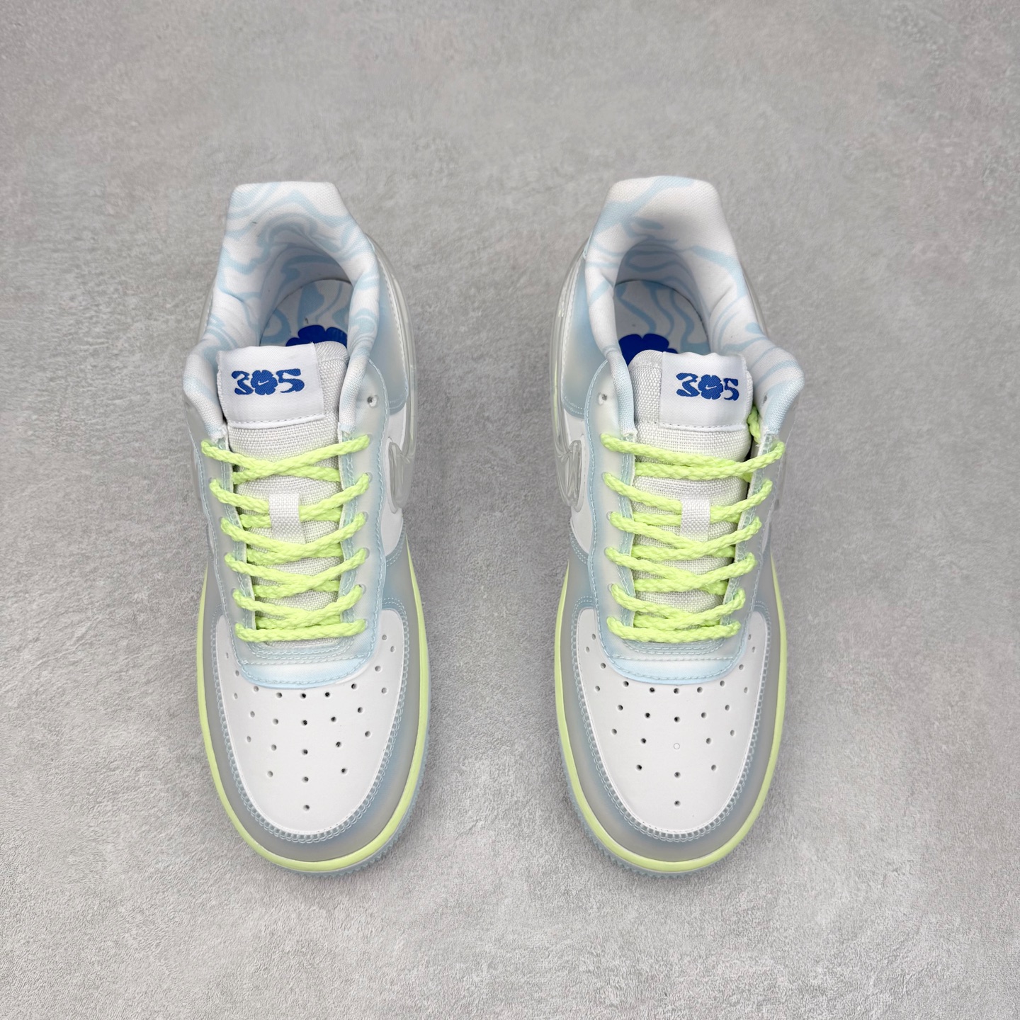 图片[2]-＃XT纯原 NK Air Force 1´07 Low 空军一号低帮百搭休闲运动板鞋 HJ4399-400 顶级批次 2022全新楦头鞋型 鱼鳞大底 历时开发三个月 清洁度完美 二维码鞋标 内置芯片及solo气垫 大底高度及其弧度依照正品 钢印 logo刺绣 鞋口弧度 鞋头长度 鞋面冲孔 鞋垫背胶及钢印 完美鞋型对比正品 每一处都是细节满满 柔软、弹性十足的缓震性能和出色的中底设计 横跨复古与现代的外型结合 造就出风靡全球 三十多年的Force 1 直到今天还深受青睐 实拍调校N版已经零色差零失真 百分百还原实物色彩所见即所得 不存在货不对板色差等低级问题 选购参考实物拍摄 不混卖不参货 只用心做好货严格选品 承诺混一赔十 尺码：36 36.5 37.5 38 38.5 39 40 40.5 41 42 42.5 43 44 44.5 45-选品中心