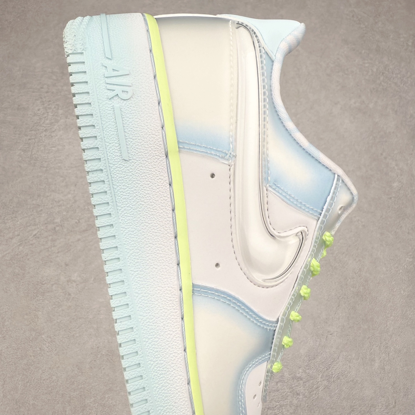 图片[6]-＃XT纯原 NK Air Force 1´07 Low 空军一号低帮百搭休闲运动板鞋 HJ4399-400 顶级批次 2022全新楦头鞋型 鱼鳞大底 历时开发三个月 清洁度完美 二维码鞋标 内置芯片及solo气垫 大底高度及其弧度依照正品 钢印 logo刺绣 鞋口弧度 鞋头长度 鞋面冲孔 鞋垫背胶及钢印 完美鞋型对比正品 每一处都是细节满满 柔软、弹性十足的缓震性能和出色的中底设计 横跨复古与现代的外型结合 造就出风靡全球 三十多年的Force 1 直到今天还深受青睐 实拍调校N版已经零色差零失真 百分百还原实物色彩所见即所得 不存在货不对板色差等低级问题 选购参考实物拍摄 不混卖不参货 只用心做好货严格选品 承诺混一赔十 尺码：36 36.5 37.5 38 38.5 39 40 40.5 41 42 42.5 43 44 44.5 45-选品中心