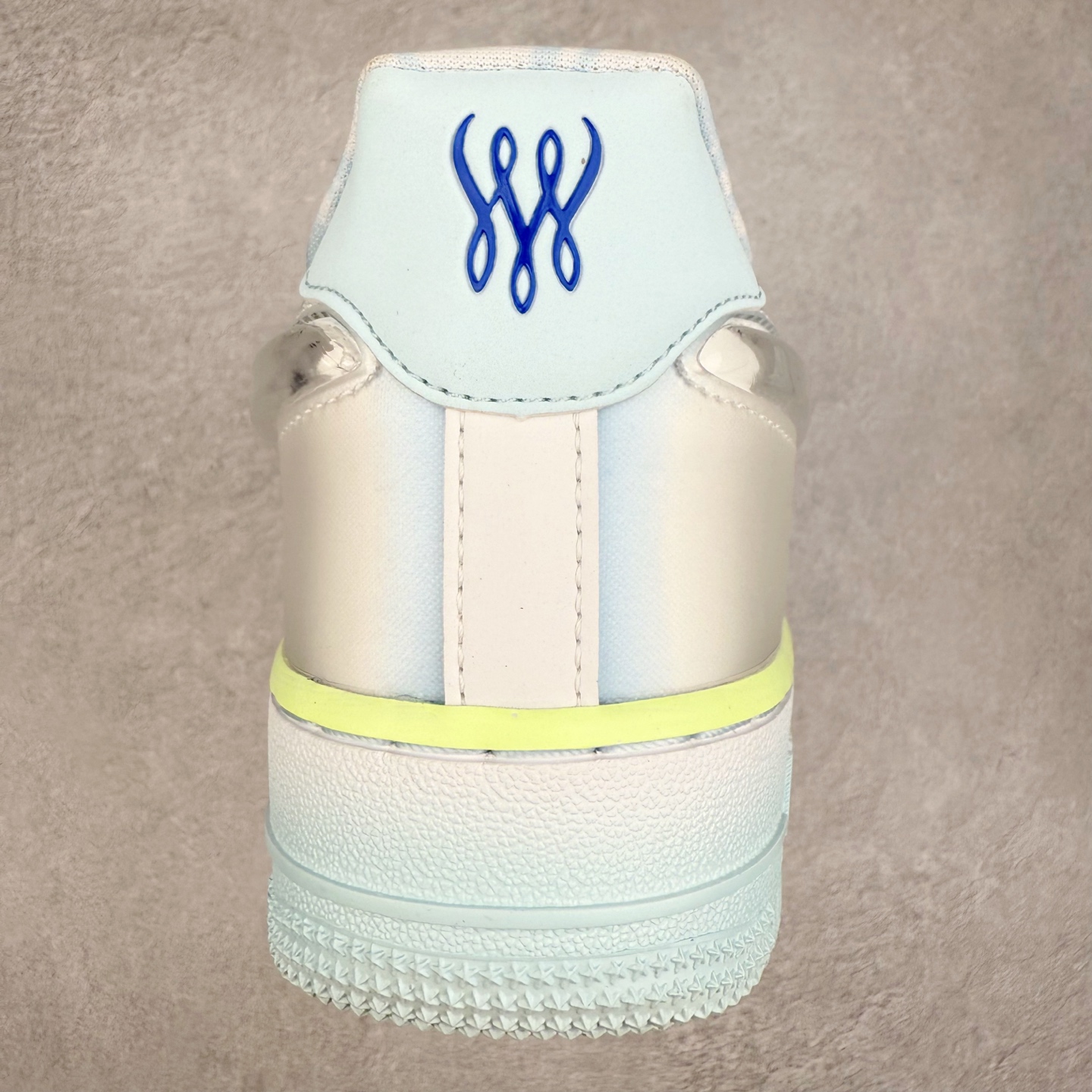 图片[8]-＃XT纯原 NK Air Force 1´07 Low 空军一号低帮百搭休闲运动板鞋 HJ4399-400 顶级批次 2022全新楦头鞋型 鱼鳞大底 历时开发三个月 清洁度完美 二维码鞋标 内置芯片及solo气垫 大底高度及其弧度依照正品 钢印 logo刺绣 鞋口弧度 鞋头长度 鞋面冲孔 鞋垫背胶及钢印 完美鞋型对比正品 每一处都是细节满满 柔软、弹性十足的缓震性能和出色的中底设计 横跨复古与现代的外型结合 造就出风靡全球 三十多年的Force 1 直到今天还深受青睐 实拍调校N版已经零色差零失真 百分百还原实物色彩所见即所得 不存在货不对板色差等低级问题 选购参考实物拍摄 不混卖不参货 只用心做好货严格选品 承诺混一赔十 尺码：36 36.5 37.5 38 38.5 39 40 40.5 41 42 42.5 43 44 44.5 45-选品中心