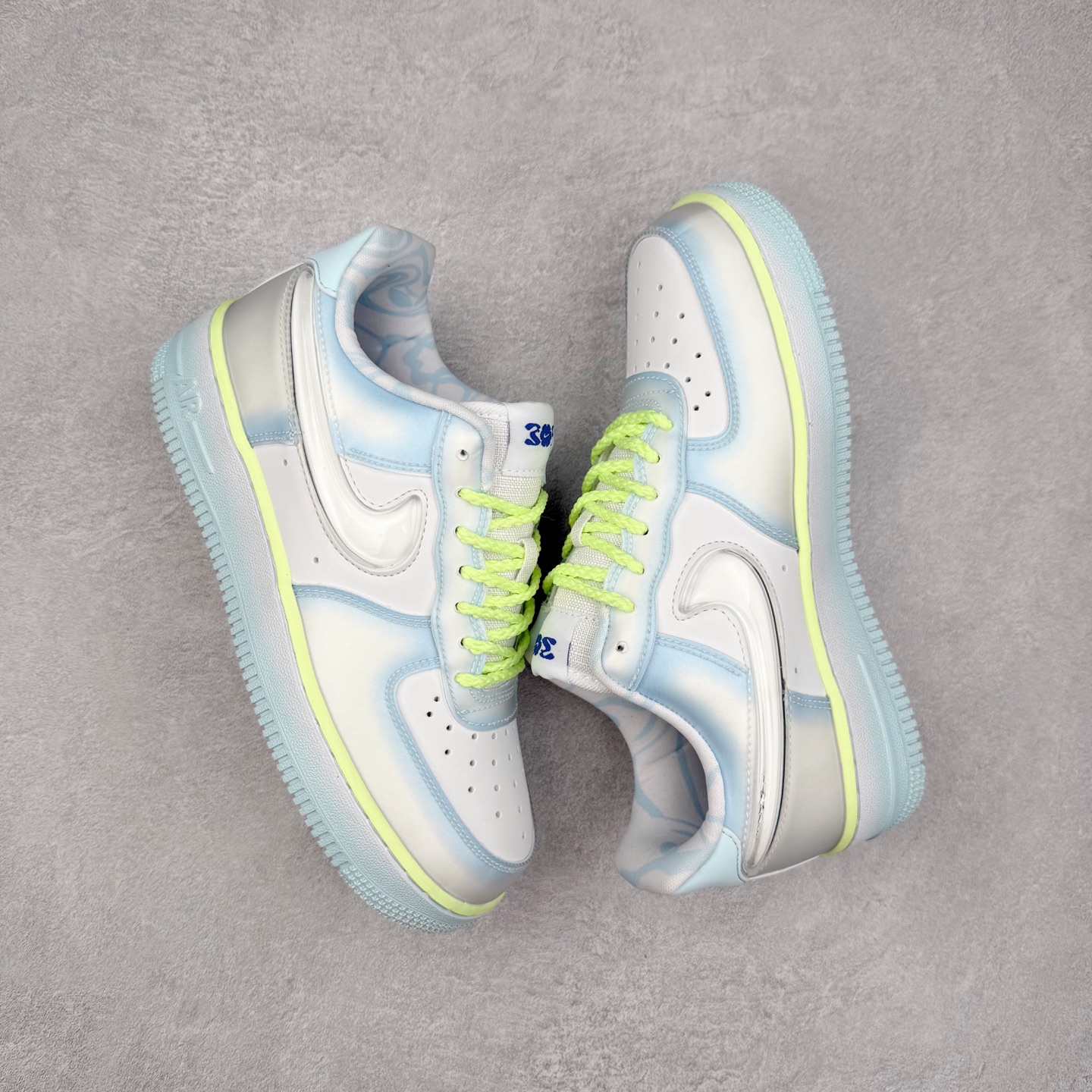 图片[3]-＃XT纯原 NK Air Force 1´07 Low 空军一号低帮百搭休闲运动板鞋 HJ4399-400 顶级批次 2022全新楦头鞋型 鱼鳞大底 历时开发三个月 清洁度完美 二维码鞋标 内置芯片及solo气垫 大底高度及其弧度依照正品 钢印 logo刺绣 鞋口弧度 鞋头长度 鞋面冲孔 鞋垫背胶及钢印 完美鞋型对比正品 每一处都是细节满满 柔软、弹性十足的缓震性能和出色的中底设计 横跨复古与现代的外型结合 造就出风靡全球 三十多年的Force 1 直到今天还深受青睐 实拍调校N版已经零色差零失真 百分百还原实物色彩所见即所得 不存在货不对板色差等低级问题 选购参考实物拍摄 不混卖不参货 只用心做好货严格选品 承诺混一赔十 尺码：36 36.5 37.5 38 38.5 39 40 40.5 41 42 42.5 43 44 44.5 45-选品中心