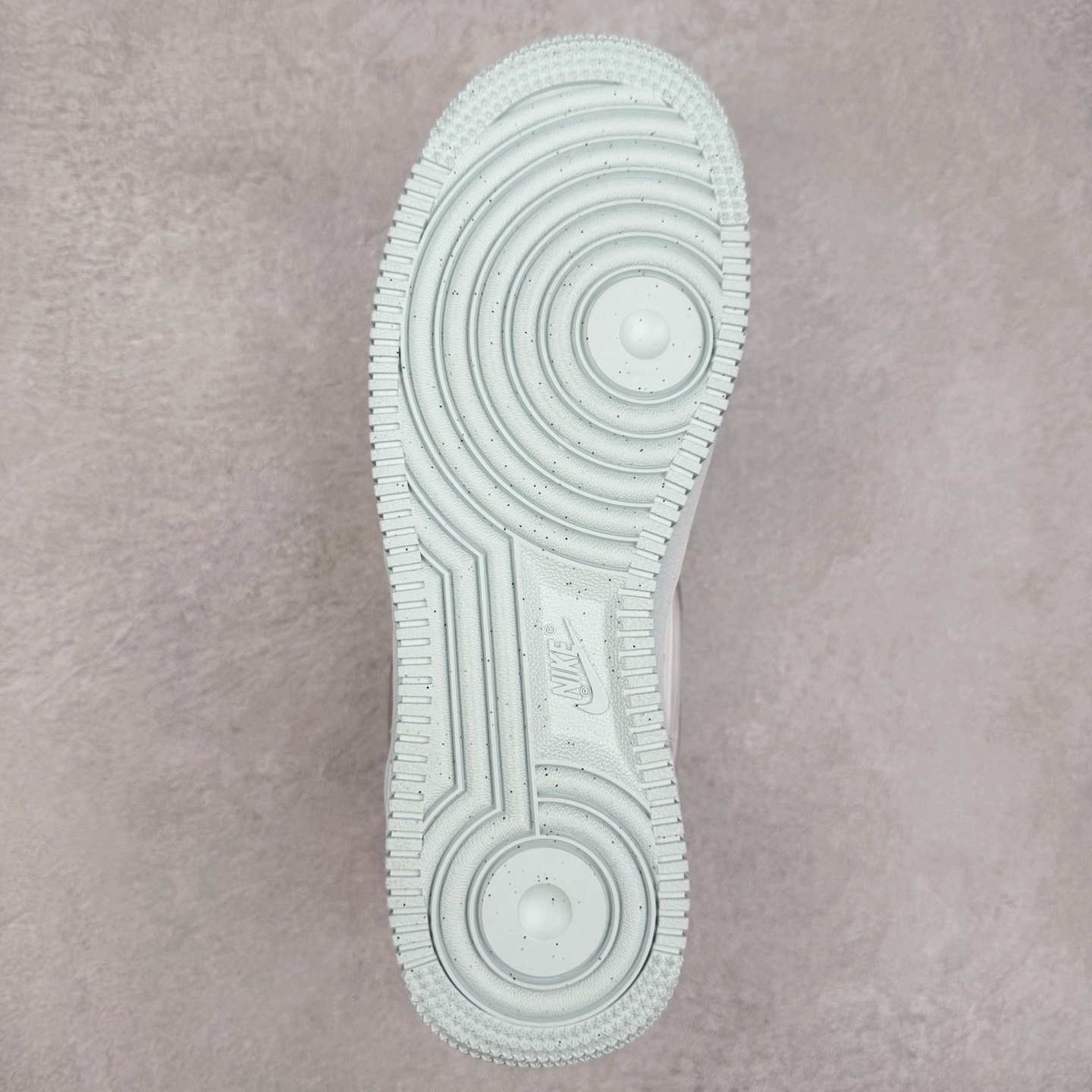 图片[9]-＃XT纯原 NK Air Force 1´07 Low 空军一号低帮百搭休闲运动板鞋 HJ4399-400 顶级批次 2022全新楦头鞋型 鱼鳞大底 历时开发三个月 清洁度完美 二维码鞋标 内置芯片及solo气垫 大底高度及其弧度依照正品 钢印 logo刺绣 鞋口弧度 鞋头长度 鞋面冲孔 鞋垫背胶及钢印 完美鞋型对比正品 每一处都是细节满满 柔软、弹性十足的缓震性能和出色的中底设计 横跨复古与现代的外型结合 造就出风靡全球 三十多年的Force 1 直到今天还深受青睐 实拍调校N版已经零色差零失真 百分百还原实物色彩所见即所得 不存在货不对板色差等低级问题 选购参考实物拍摄 不混卖不参货 只用心做好货严格选品 承诺混一赔十 尺码：36 36.5 37.5 38 38.5 39 40 40.5 41 42 42.5 43 44 44.5 45-选品中心