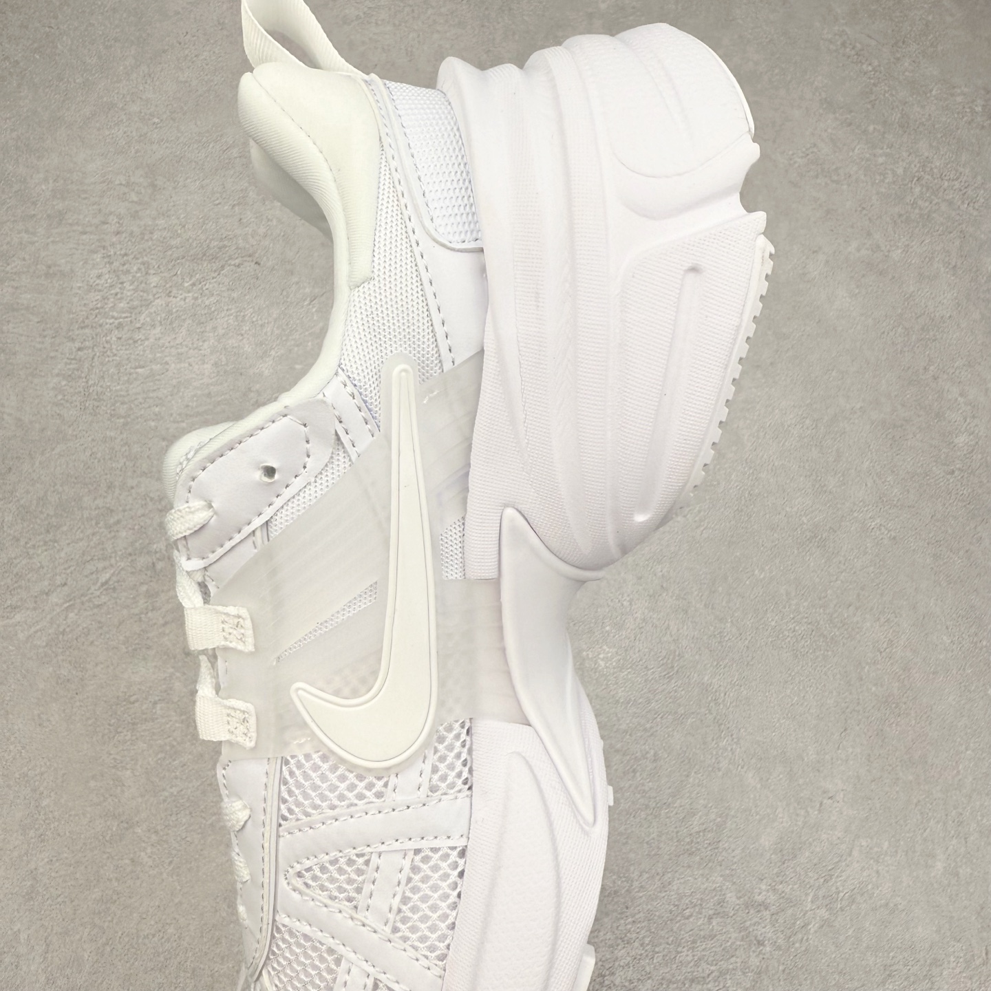 图片[7]-NK V2K Runtekk 减震防滑低帮 复古老爹鞋跑步鞋 FD0736-113 鞋款被命名为 Runtekk 设计上借鉴了 2000 年的跑鞋风格 配色上以金属银为主调 简练又有复古运动气质 材质上使用大面积网眼、皮革、TPU 组成 支撑和透气性肯定不错 中底处由 Cushlon 泡绵打造 保证在压马路时可以提供优秀脚感 并通过一手做旧氧化效果突出复古感 中底造型很容易让大家联想到巴黎世家3XL 增高效果同样不能忽视 尺码：36 36.5 37.5 38 38.5 39 40 40.5 41 42 42.5 43 44 44.5 45-选品中心