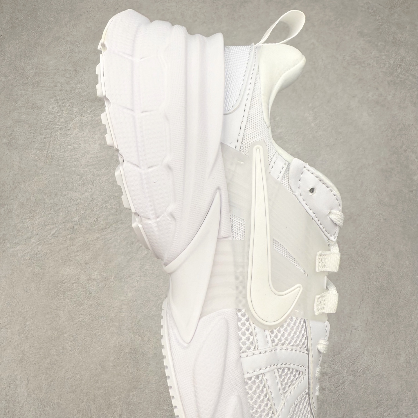 图片[6]-NK V2K Runtekk 减震防滑低帮 复古老爹鞋跑步鞋 FD0736-113 鞋款被命名为 Runtekk 设计上借鉴了 2000 年的跑鞋风格 配色上以金属银为主调 简练又有复古运动气质 材质上使用大面积网眼、皮革、TPU 组成 支撑和透气性肯定不错 中底处由 Cushlon 泡绵打造 保证在压马路时可以提供优秀脚感 并通过一手做旧氧化效果突出复古感 中底造型很容易让大家联想到巴黎世家3XL 增高效果同样不能忽视 尺码：36 36.5 37.5 38 38.5 39 40 40.5 41 42 42.5 43 44 44.5 45-选品中心