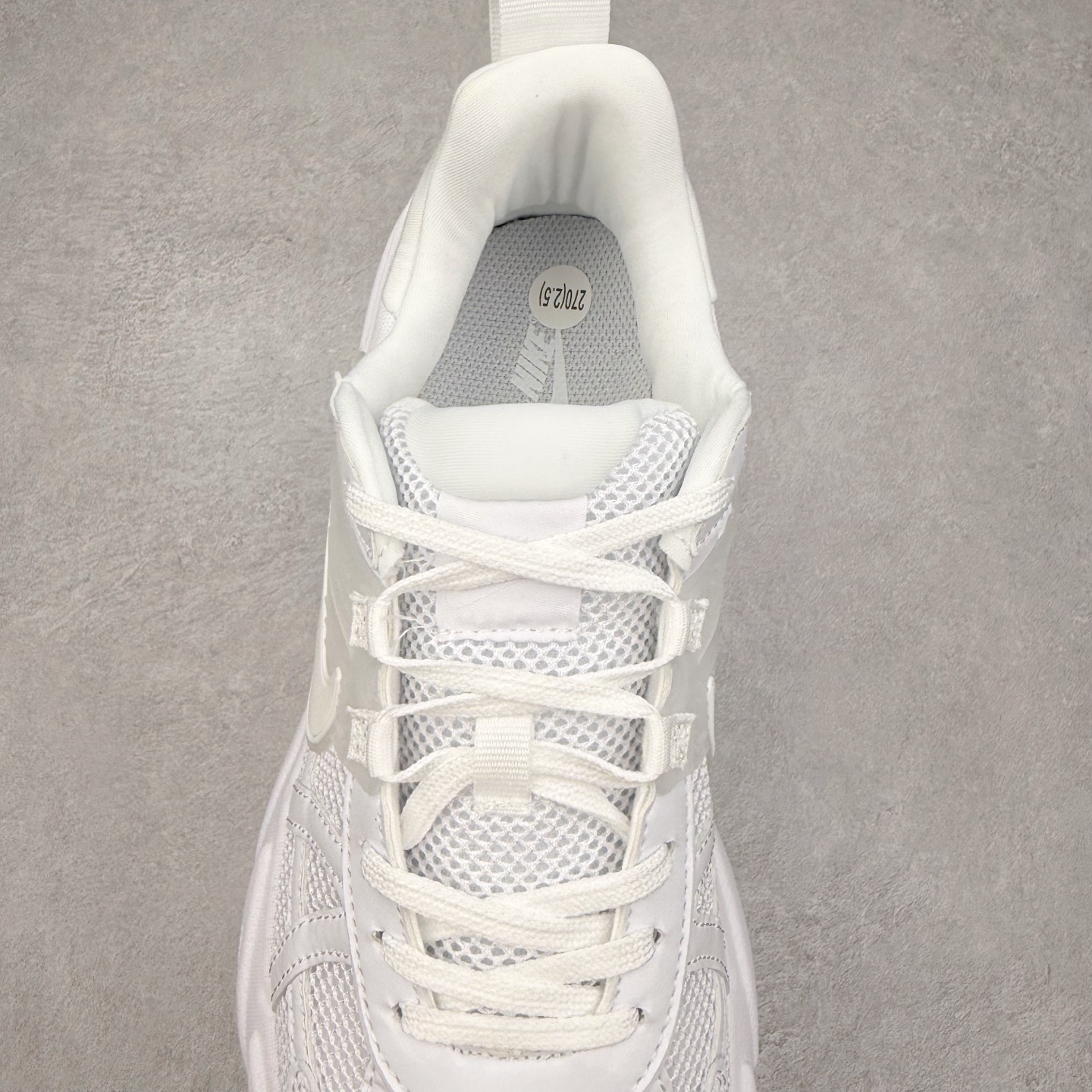 图片[5]-NK V2K Runtekk 减震防滑低帮 复古老爹鞋跑步鞋 FD0736-113 鞋款被命名为 Runtekk 设计上借鉴了 2000 年的跑鞋风格 配色上以金属银为主调 简练又有复古运动气质 材质上使用大面积网眼、皮革、TPU 组成 支撑和透气性肯定不错 中底处由 Cushlon 泡绵打造 保证在压马路时可以提供优秀脚感 并通过一手做旧氧化效果突出复古感 中底造型很容易让大家联想到巴黎世家3XL 增高效果同样不能忽视 尺码：36 36.5 37.5 38 38.5 39 40 40.5 41 42 42.5 43 44 44.5 45-选品中心