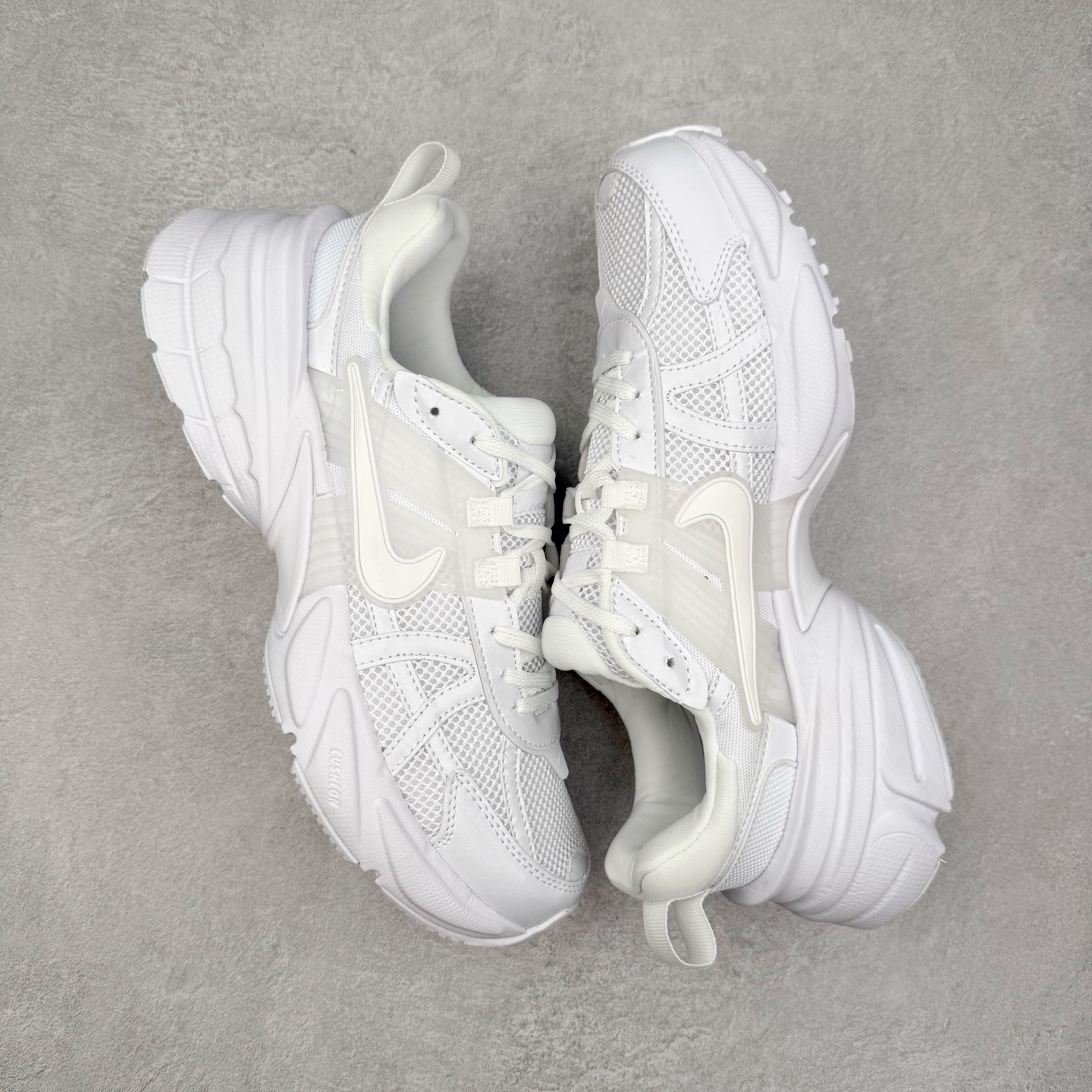 图片[3]-NK V2K Runtekk 减震防滑低帮 复古老爹鞋跑步鞋 FD0736-113 鞋款被命名为 Runtekk 设计上借鉴了 2000 年的跑鞋风格 配色上以金属银为主调 简练又有复古运动气质 材质上使用大面积网眼、皮革、TPU 组成 支撑和透气性肯定不错 中底处由 Cushlon 泡绵打造 保证在压马路时可以提供优秀脚感 并通过一手做旧氧化效果突出复古感 中底造型很容易让大家联想到巴黎世家3XL 增高效果同样不能忽视 尺码：36 36.5 37.5 38 38.5 39 40 40.5 41 42 42.5 43 44 44.5 45-选品中心