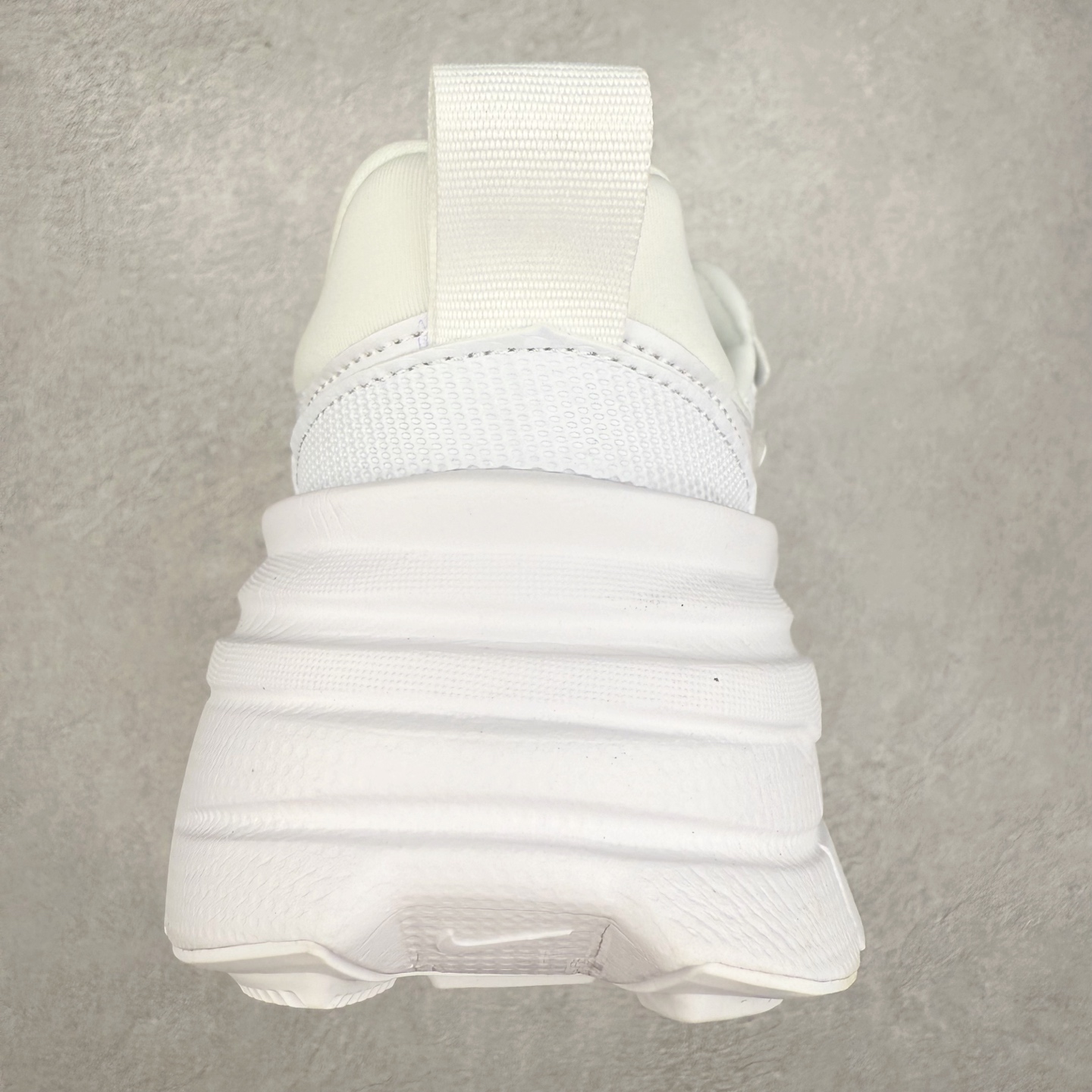 图片[8]-NK V2K Runtekk 减震防滑低帮 复古老爹鞋跑步鞋 FD0736-113 鞋款被命名为 Runtekk 设计上借鉴了 2000 年的跑鞋风格 配色上以金属银为主调 简练又有复古运动气质 材质上使用大面积网眼、皮革、TPU 组成 支撑和透气性肯定不错 中底处由 Cushlon 泡绵打造 保证在压马路时可以提供优秀脚感 并通过一手做旧氧化效果突出复古感 中底造型很容易让大家联想到巴黎世家3XL 增高效果同样不能忽视 尺码：36 36.5 37.5 38 38.5 39 40 40.5 41 42 42.5 43 44 44.5 45-选品中心