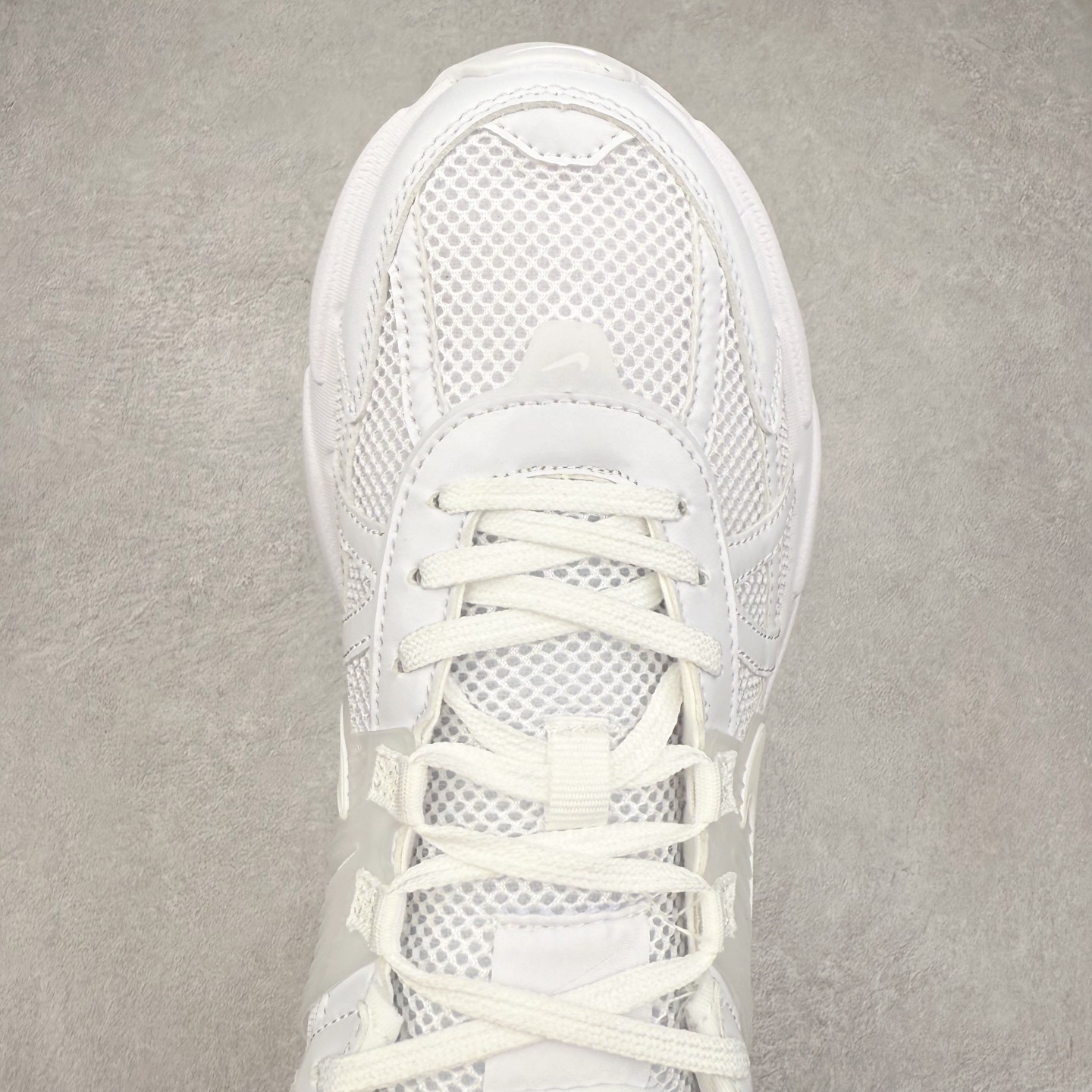 图片[4]-NK V2K Runtekk 减震防滑低帮 复古老爹鞋跑步鞋 FD0736-113 鞋款被命名为 Runtekk 设计上借鉴了 2000 年的跑鞋风格 配色上以金属银为主调 简练又有复古运动气质 材质上使用大面积网眼、皮革、TPU 组成 支撑和透气性肯定不错 中底处由 Cushlon 泡绵打造 保证在压马路时可以提供优秀脚感 并通过一手做旧氧化效果突出复古感 中底造型很容易让大家联想到巴黎世家3XL 增高效果同样不能忽视 尺码：36 36.5 37.5 38 38.5 39 40 40.5 41 42 42.5 43 44 44.5 45-选品中心