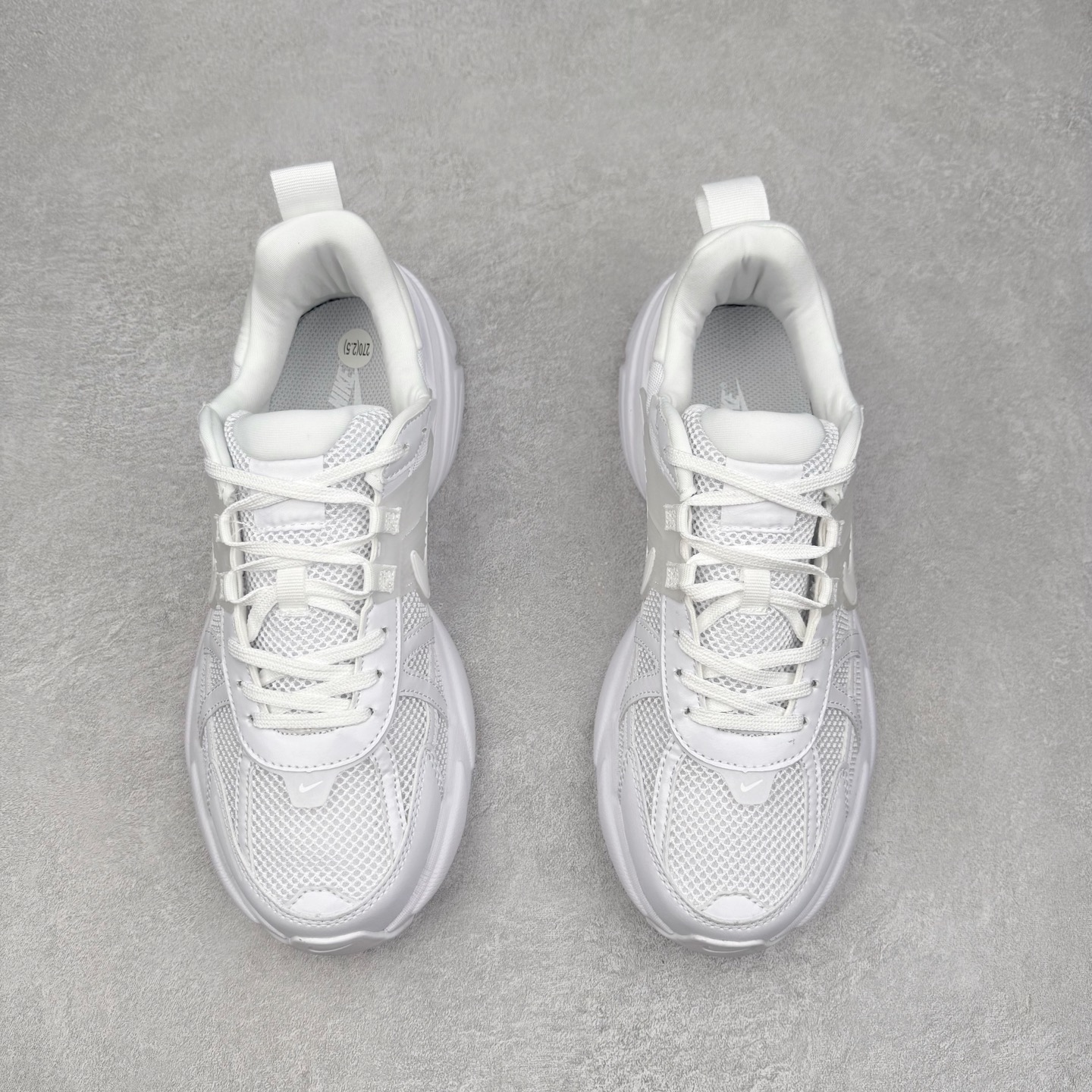 图片[2]-NK V2K Runtekk 减震防滑低帮 复古老爹鞋跑步鞋 FD0736-113 鞋款被命名为 Runtekk 设计上借鉴了 2000 年的跑鞋风格 配色上以金属银为主调 简练又有复古运动气质 材质上使用大面积网眼、皮革、TPU 组成 支撑和透气性肯定不错 中底处由 Cushlon 泡绵打造 保证在压马路时可以提供优秀脚感 并通过一手做旧氧化效果突出复古感 中底造型很容易让大家联想到巴黎世家3XL 增高效果同样不能忽视 尺码：36 36.5 37.5 38 38.5 39 40 40.5 41 42 42.5 43 44 44.5 45-选品中心