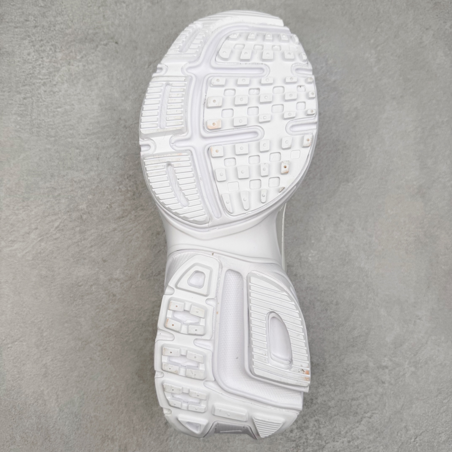 图片[9]-NK V2K Runtekk 减震防滑低帮 复古老爹鞋跑步鞋 FD0736-113 鞋款被命名为 Runtekk 设计上借鉴了 2000 年的跑鞋风格 配色上以金属银为主调 简练又有复古运动气质 材质上使用大面积网眼、皮革、TPU 组成 支撑和透气性肯定不错 中底处由 Cushlon 泡绵打造 保证在压马路时可以提供优秀脚感 并通过一手做旧氧化效果突出复古感 中底造型很容易让大家联想到巴黎世家3XL 增高效果同样不能忽视 尺码：36 36.5 37.5 38 38.5 39 40 40.5 41 42 42.5 43 44 44.5 45-选品中心