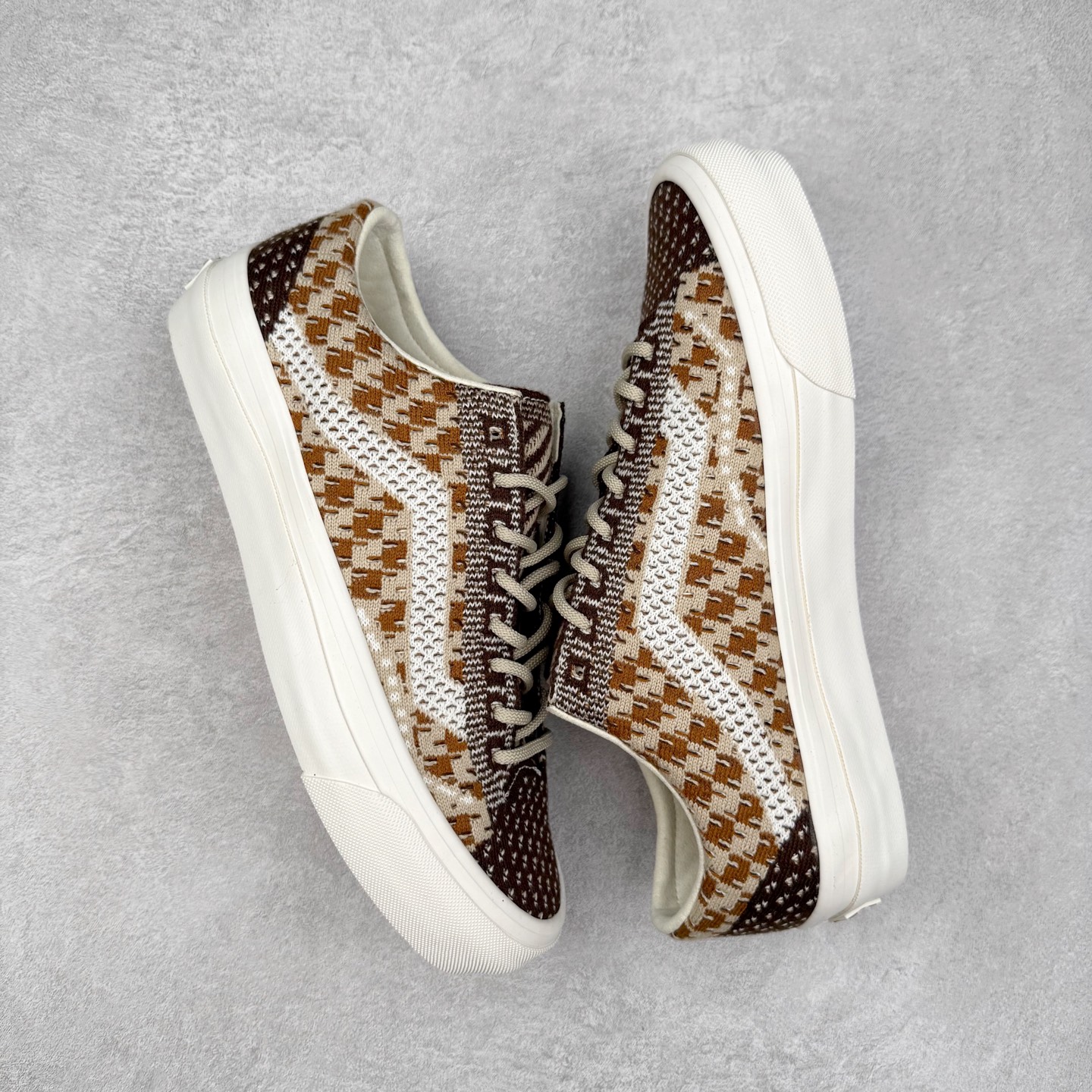 图片[3]-Vans Old Skool 36 EK 编织系列 Vans Premium 高阶支线 舒适百搭防滑耐磨休闲滑板鞋 鞋面采用编织面料工艺，舒适透气，独特新颖打破传统，复古感拉满。鞋底沿用招牌“华夫格”纹路，抓地力强，同时搭载缓震鞋垫，脚感轻盈贴合，适合日常通勤和滑板运动。 货号：VN000D51DMV 棕色 货号：VN000D8HEBR 蓝色 尺码：35 36 36.5 37 38 38.5 39 40 40.5 41 42 42.5 43 44-选品中心