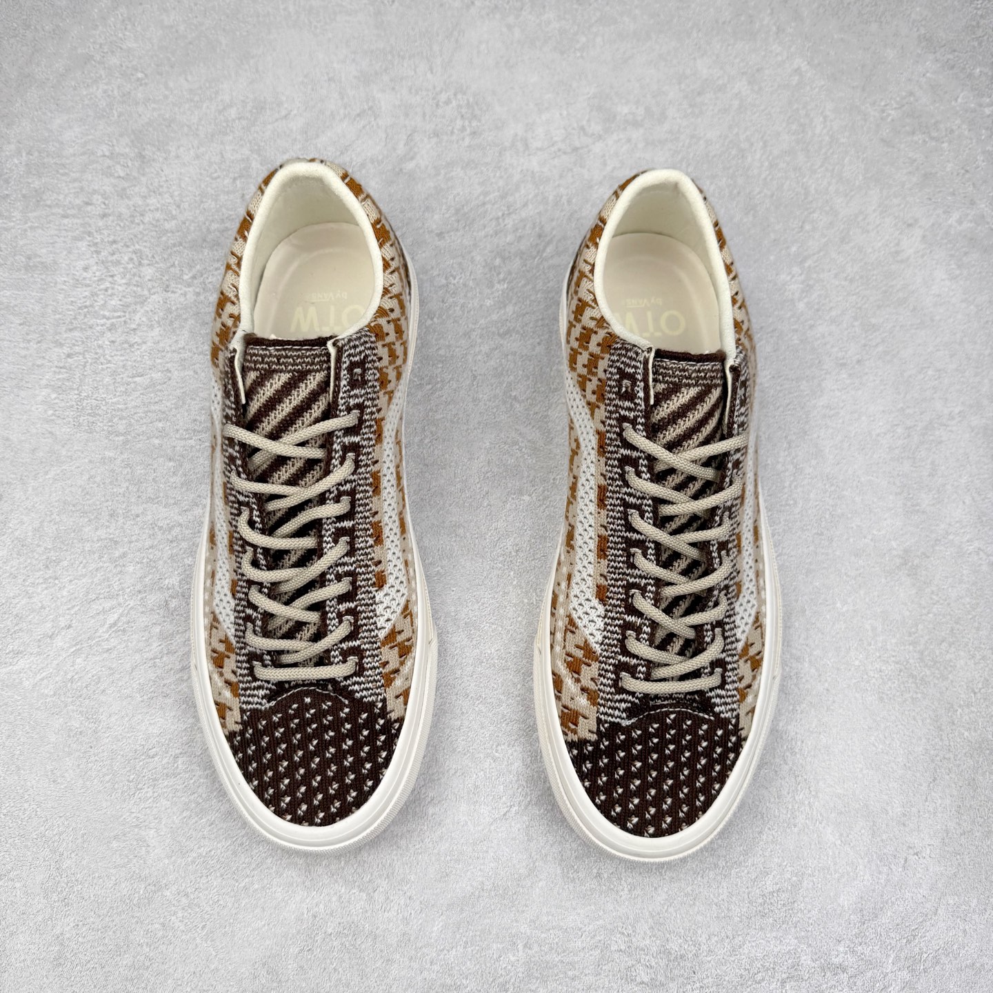 图片[2]-Vans Old Skool 36 EK 编织系列 Vans Premium 高阶支线 舒适百搭防滑耐磨休闲滑板鞋 鞋面采用编织面料工艺，舒适透气，独特新颖打破传统，复古感拉满。鞋底沿用招牌“华夫格”纹路，抓地力强，同时搭载缓震鞋垫，脚感轻盈贴合，适合日常通勤和滑板运动。 货号：VN000D51DMV 棕色 货号：VN000D8HEBR 蓝色 尺码：35 36 36.5 37 38 38.5 39 40 40.5 41 42 42.5 43 44-选品中心