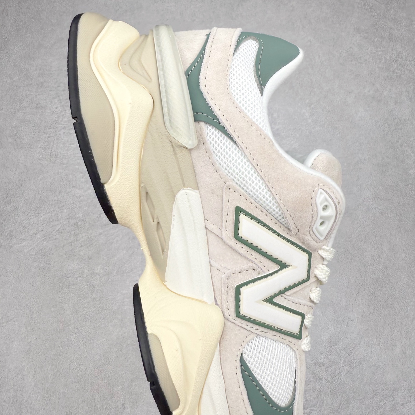 图片[6]-New Balance NB9060 复古运动鞋 新百伦又带来了新鞋型 并且是与芝加哥街头品牌 Joe Freshgoods 的联名款 鞋身主体采用了类似 990 系列的设计风格 与传统复古慢跑鞋区别不大 最大的变化就是鞋底部分 在传统设计的中底外层 增加了多个分区的模块 圆润的线条设计与我们熟悉的 New Balance 风格截然不同 但与同样充满弧形线条的鞋面搭配 看起来毫无违和感 尺码：36-45-选品中心