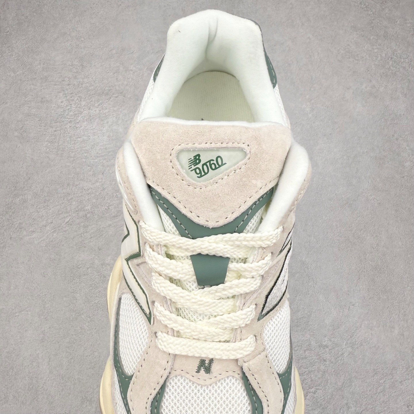 图片[5]-New Balance NB9060 复古运动鞋 新百伦又带来了新鞋型 并且是与芝加哥街头品牌 Joe Freshgoods 的联名款 鞋身主体采用了类似 990 系列的设计风格 与传统复古慢跑鞋区别不大 最大的变化就是鞋底部分 在传统设计的中底外层 增加了多个分区的模块 圆润的线条设计与我们熟悉的 New Balance 风格截然不同 但与同样充满弧形线条的鞋面搭配 看起来毫无违和感 尺码：36-45-选品中心