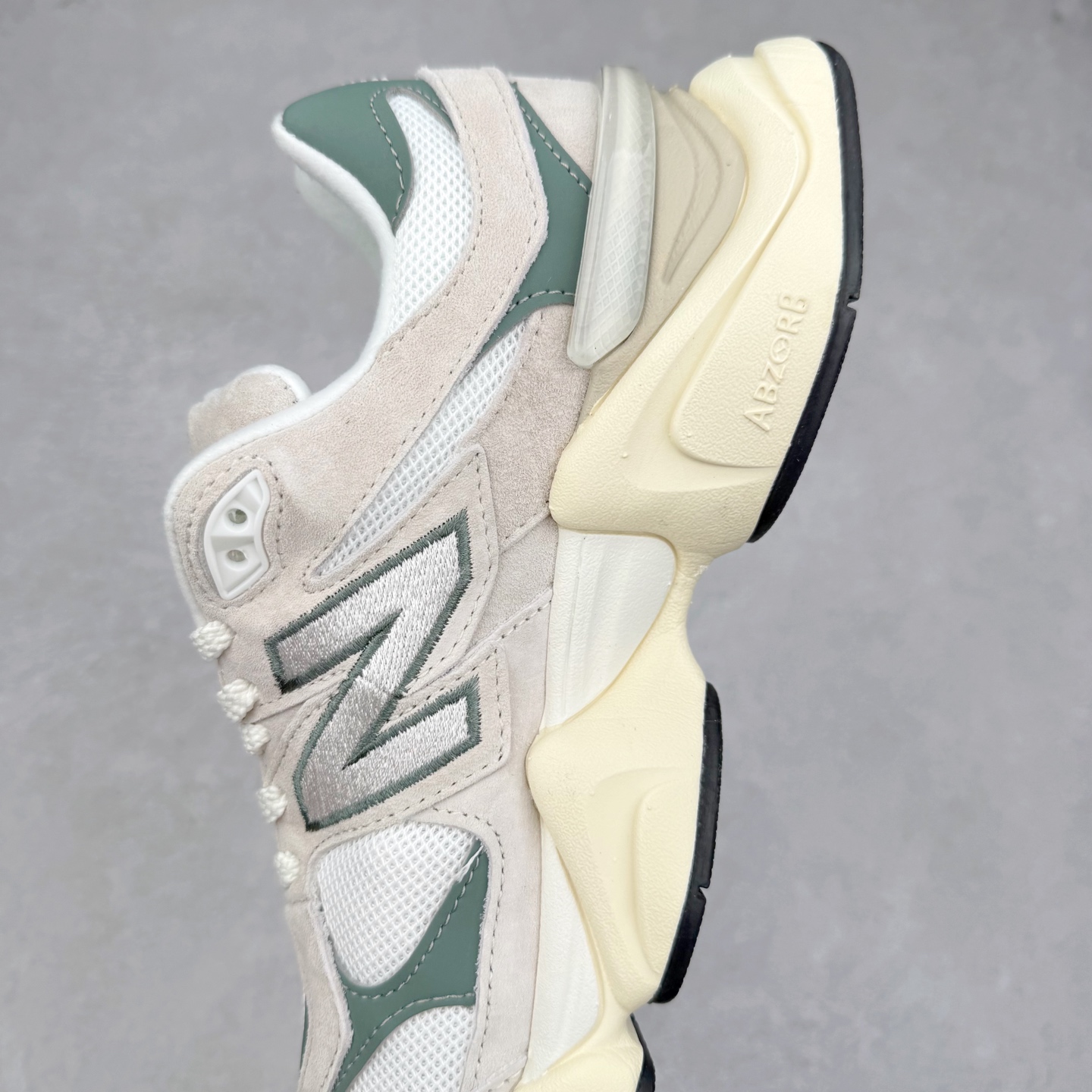 图片[7]-New Balance NB9060 复古运动鞋 新百伦又带来了新鞋型 并且是与芝加哥街头品牌 Joe Freshgoods 的联名款 鞋身主体采用了类似 990 系列的设计风格 与传统复古慢跑鞋区别不大 最大的变化就是鞋底部分 在传统设计的中底外层 增加了多个分区的模块 圆润的线条设计与我们熟悉的 New Balance 风格截然不同 但与同样充满弧形线条的鞋面搭配 看起来毫无违和感 尺码：36-45-选品中心