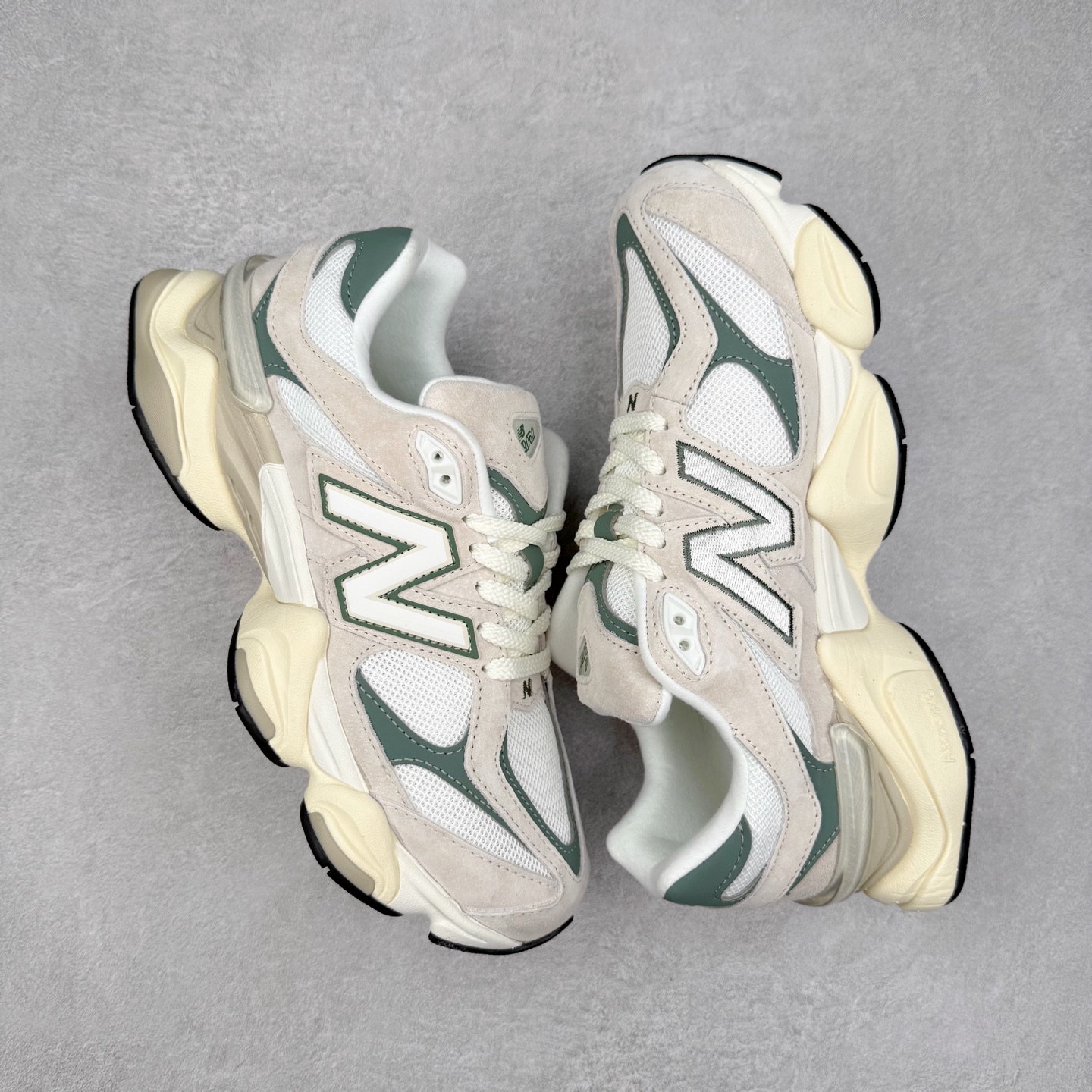 图片[3]-New Balance NB9060 复古运动鞋 新百伦又带来了新鞋型 并且是与芝加哥街头品牌 Joe Freshgoods 的联名款 鞋身主体采用了类似 990 系列的设计风格 与传统复古慢跑鞋区别不大 最大的变化就是鞋底部分 在传统设计的中底外层 增加了多个分区的模块 圆润的线条设计与我们熟悉的 New Balance 风格截然不同 但与同样充满弧形线条的鞋面搭配 看起来毫无违和感 尺码：36-45-选品中心