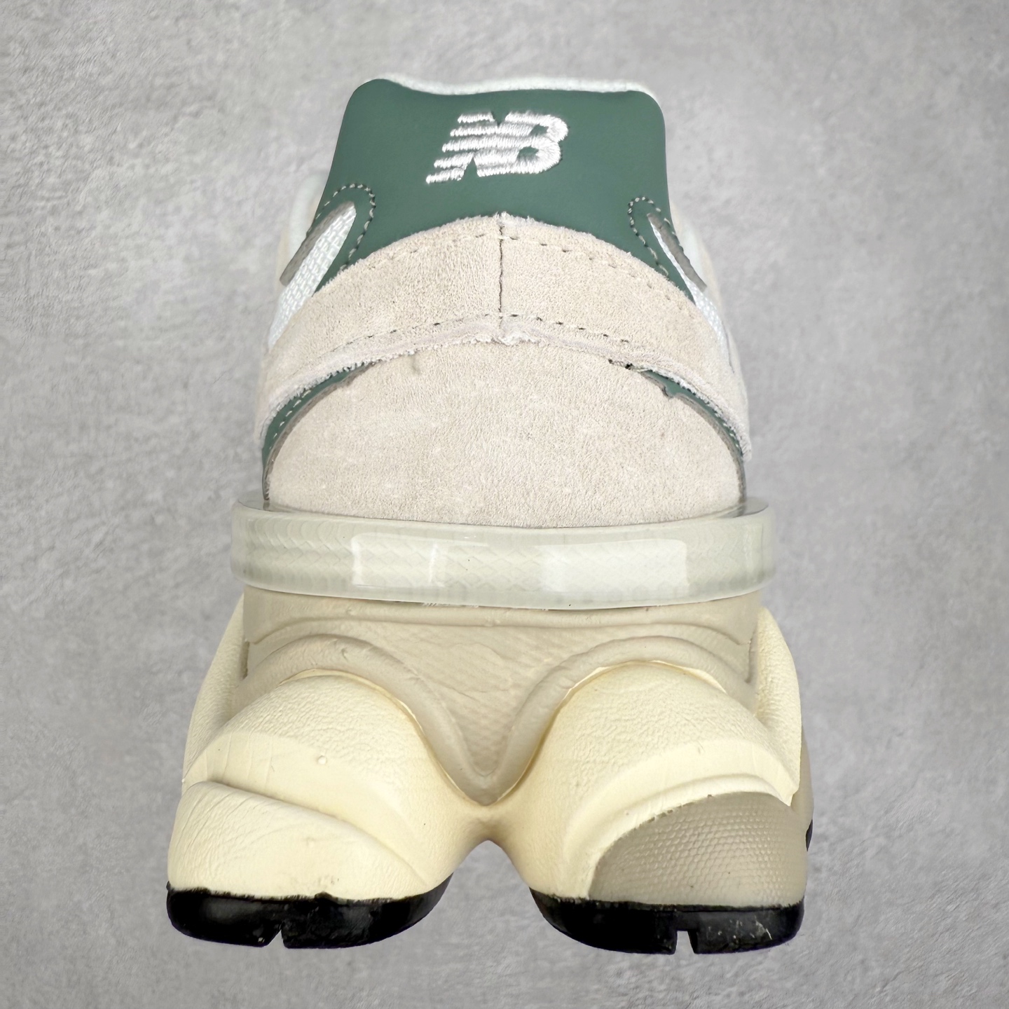 图片[8]-New Balance NB9060 复古运动鞋 新百伦又带来了新鞋型 并且是与芝加哥街头品牌 Joe Freshgoods 的联名款 鞋身主体采用了类似 990 系列的设计风格 与传统复古慢跑鞋区别不大 最大的变化就是鞋底部分 在传统设计的中底外层 增加了多个分区的模块 圆润的线条设计与我们熟悉的 New Balance 风格截然不同 但与同样充满弧形线条的鞋面搭配 看起来毫无违和感 尺码：36-45-选品中心