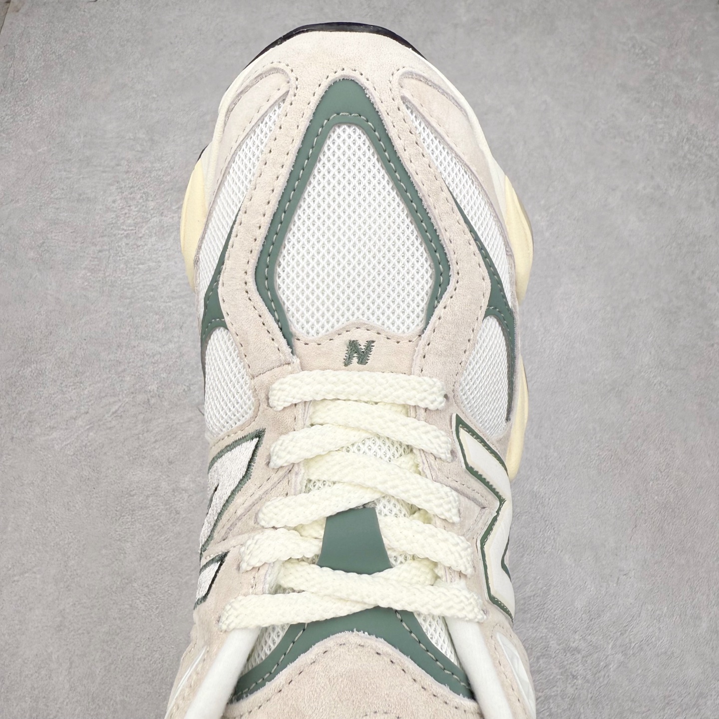 图片[4]-New Balance NB9060 复古运动鞋 新百伦又带来了新鞋型 并且是与芝加哥街头品牌 Joe Freshgoods 的联名款 鞋身主体采用了类似 990 系列的设计风格 与传统复古慢跑鞋区别不大 最大的变化就是鞋底部分 在传统设计的中底外层 增加了多个分区的模块 圆润的线条设计与我们熟悉的 New Balance 风格截然不同 但与同样充满弧形线条的鞋面搭配 看起来毫无违和感 尺码：36-45-选品中心