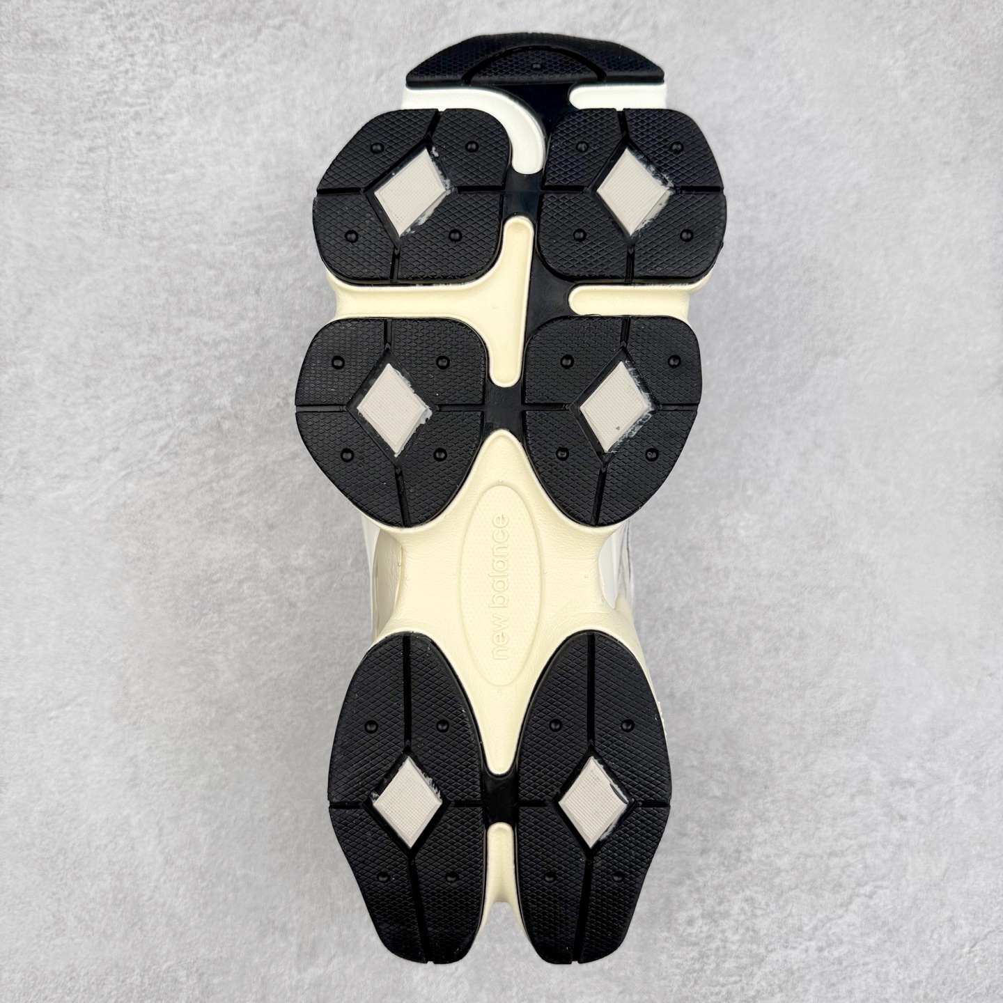 图片[9]-New Balance NB9060 复古运动鞋 新百伦又带来了新鞋型 并且是与芝加哥街头品牌 Joe Freshgoods 的联名款 鞋身主体采用了类似 990 系列的设计风格 与传统复古慢跑鞋区别不大 最大的变化就是鞋底部分 在传统设计的中底外层 增加了多个分区的模块 圆润的线条设计与我们熟悉的 New Balance 风格截然不同 但与同样充满弧形线条的鞋面搭配 看起来毫无违和感 尺码：36-45-选品中心