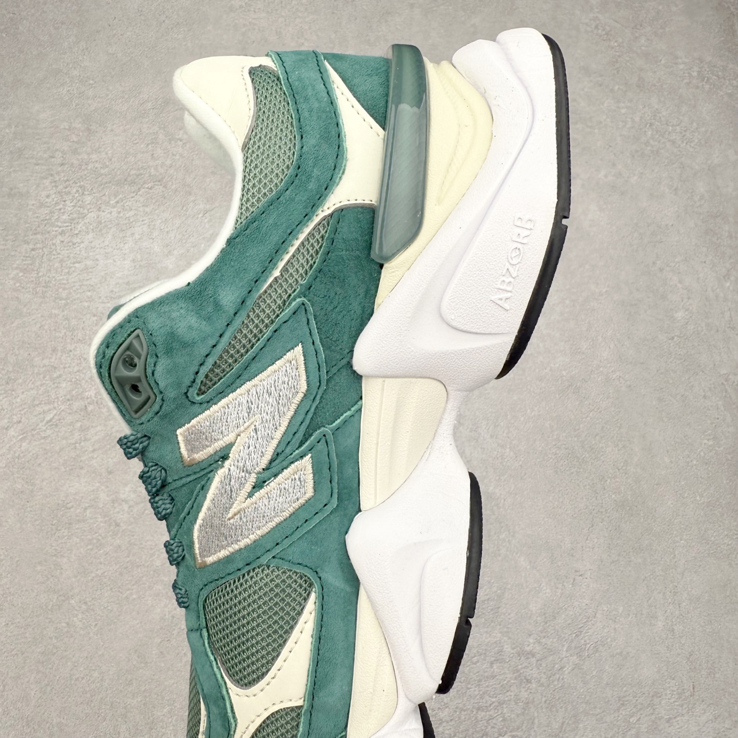 图片[7]-New Balance NB9060 复古运动鞋 新百伦又带来了新鞋型 并且是与芝加哥街头品牌 Joe Freshgoods 的联名款 鞋身主体采用了类似 990 系列的设计风格 与传统复古慢跑鞋区别不大 最大的变化就是鞋底部分 在传统设计的中底外层 增加了多个分区的模块 圆润的线条设计与我们熟悉的 New Balance 风格截然不同 但与同样充满弧形线条的鞋面搭配 看起来毫无违和感 尺码：36-45-选品中心