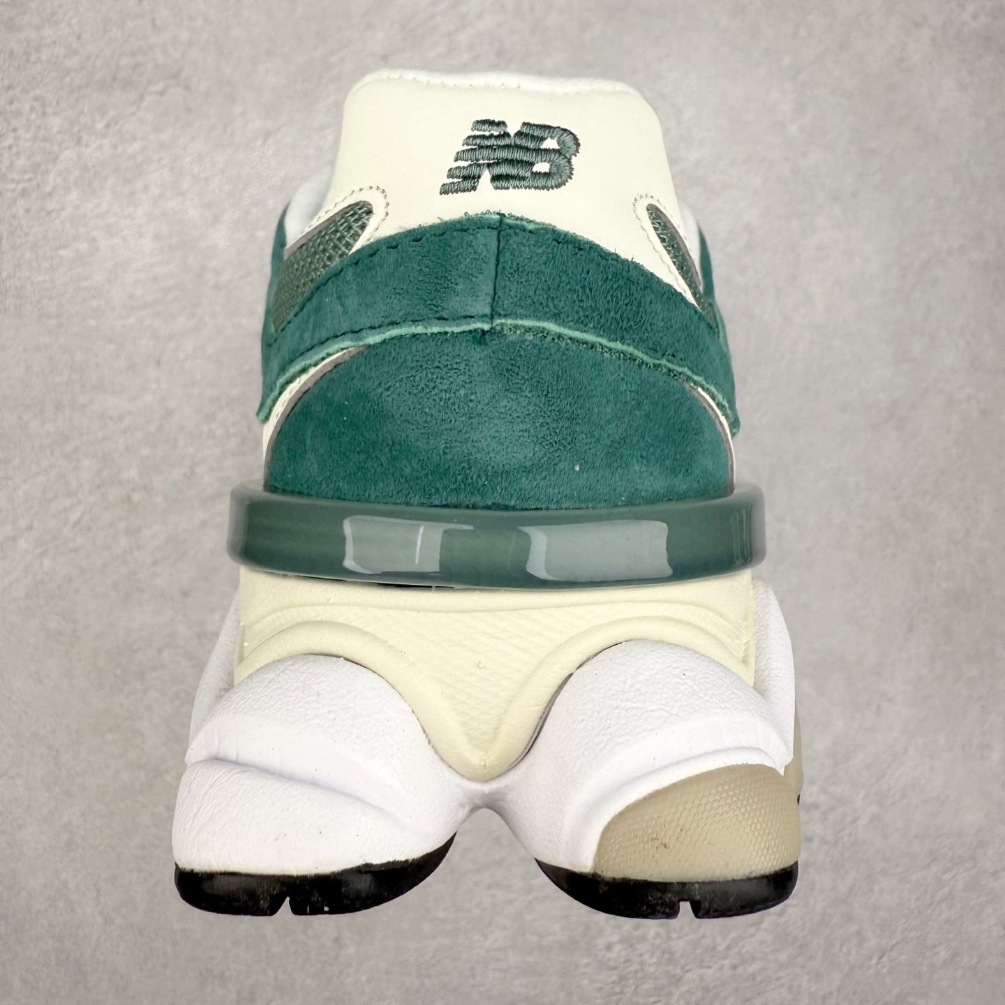 图片[8]-New Balance NB9060 复古运动鞋 新百伦又带来了新鞋型 并且是与芝加哥街头品牌 Joe Freshgoods 的联名款 鞋身主体采用了类似 990 系列的设计风格 与传统复古慢跑鞋区别不大 最大的变化就是鞋底部分 在传统设计的中底外层 增加了多个分区的模块 圆润的线条设计与我们熟悉的 New Balance 风格截然不同 但与同样充满弧形线条的鞋面搭配 看起来毫无违和感 尺码：36-45-选品中心