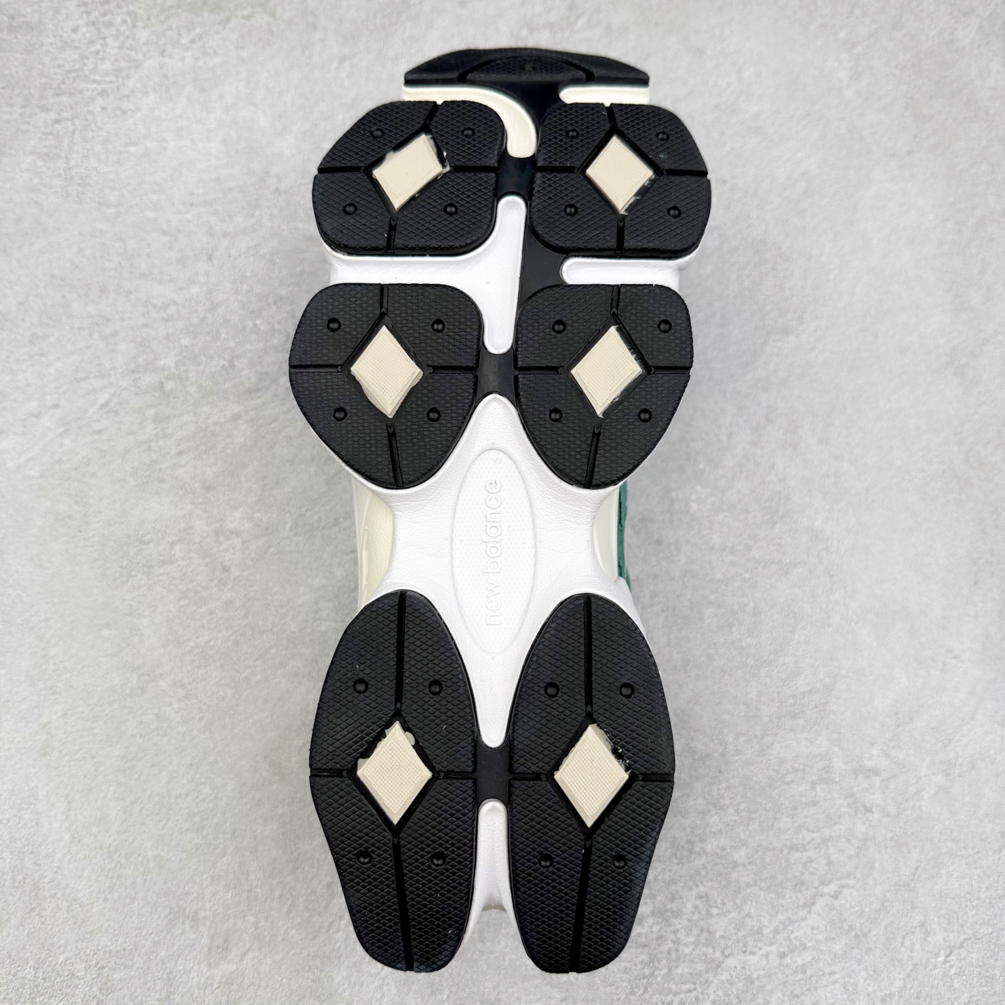 图片[9]-New Balance NB9060 复古运动鞋 新百伦又带来了新鞋型 并且是与芝加哥街头品牌 Joe Freshgoods 的联名款 鞋身主体采用了类似 990 系列的设计风格 与传统复古慢跑鞋区别不大 最大的变化就是鞋底部分 在传统设计的中底外层 增加了多个分区的模块 圆润的线条设计与我们熟悉的 New Balance 风格截然不同 但与同样充满弧形线条的鞋面搭配 看起来毫无违和感 尺码：36-45-选品中心