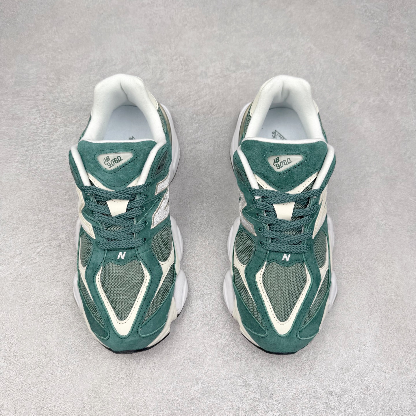 图片[2]-New Balance NB9060 复古运动鞋 新百伦又带来了新鞋型 并且是与芝加哥街头品牌 Joe Freshgoods 的联名款 鞋身主体采用了类似 990 系列的设计风格 与传统复古慢跑鞋区别不大 最大的变化就是鞋底部分 在传统设计的中底外层 增加了多个分区的模块 圆润的线条设计与我们熟悉的 New Balance 风格截然不同 但与同样充满弧形线条的鞋面搭配 看起来毫无违和感 尺码：36-45-选品中心