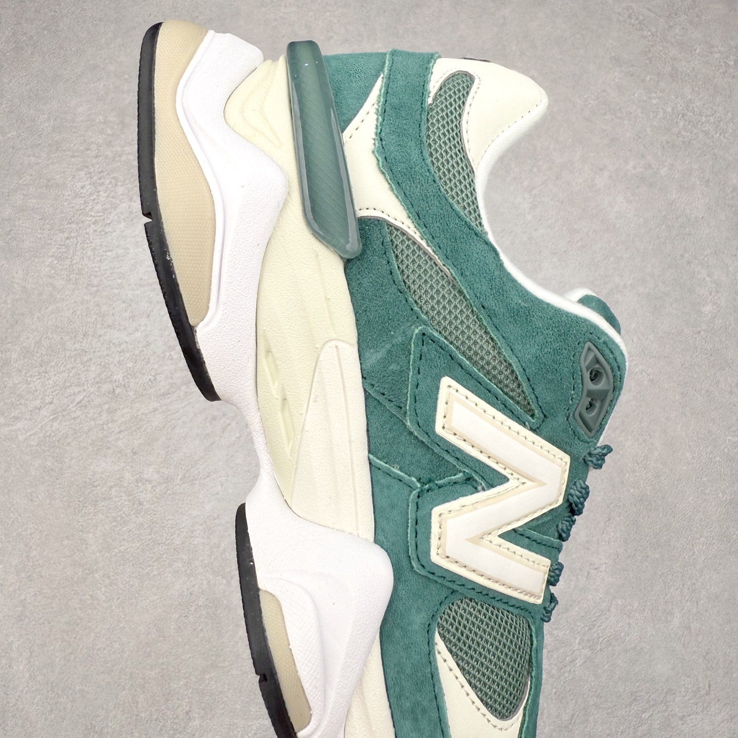 图片[6]-New Balance NB9060 复古运动鞋 新百伦又带来了新鞋型 并且是与芝加哥街头品牌 Joe Freshgoods 的联名款 鞋身主体采用了类似 990 系列的设计风格 与传统复古慢跑鞋区别不大 最大的变化就是鞋底部分 在传统设计的中底外层 增加了多个分区的模块 圆润的线条设计与我们熟悉的 New Balance 风格截然不同 但与同样充满弧形线条的鞋面搭配 看起来毫无违和感 尺码：36-45-选品中心