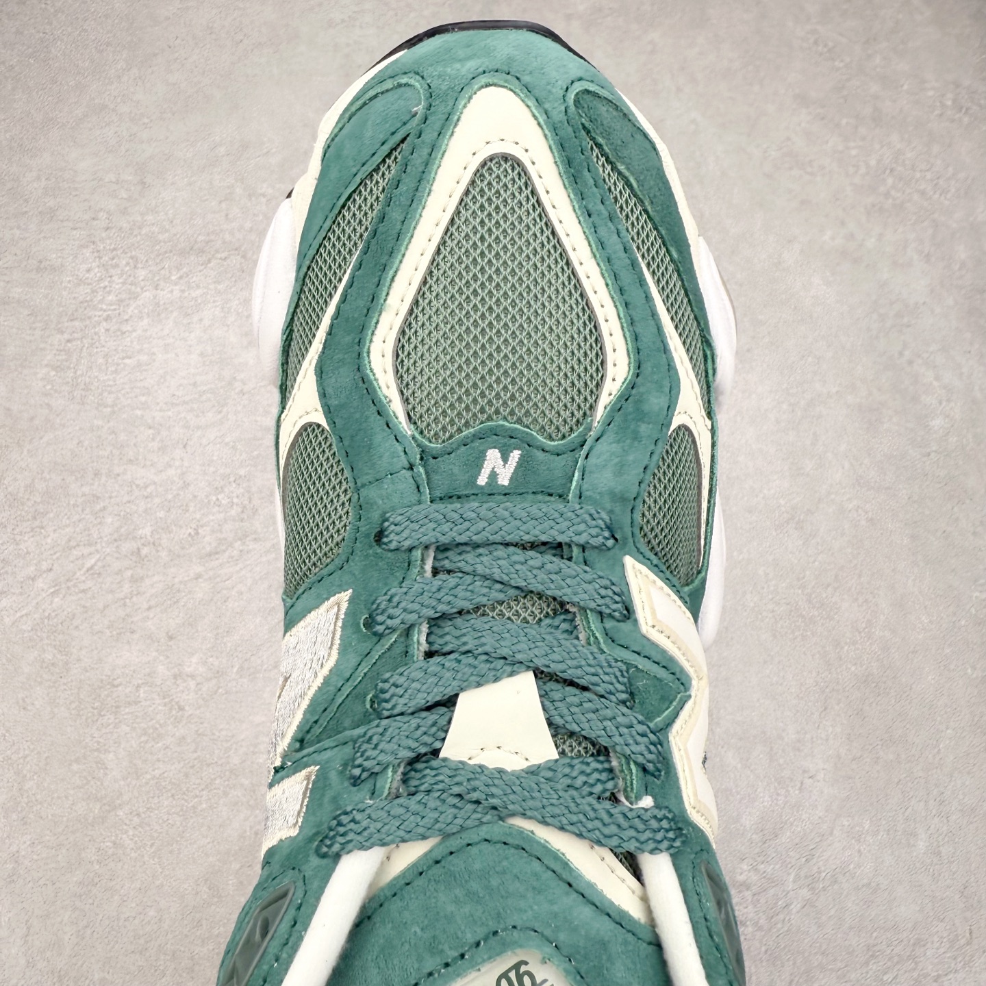 图片[4]-New Balance NB9060 复古运动鞋 新百伦又带来了新鞋型 并且是与芝加哥街头品牌 Joe Freshgoods 的联名款 鞋身主体采用了类似 990 系列的设计风格 与传统复古慢跑鞋区别不大 最大的变化就是鞋底部分 在传统设计的中底外层 增加了多个分区的模块 圆润的线条设计与我们熟悉的 New Balance 风格截然不同 但与同样充满弧形线条的鞋面搭配 看起来毫无违和感 尺码：36-45-选品中心