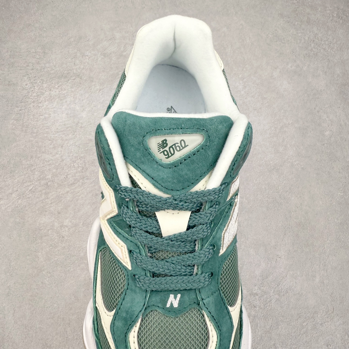 图片[5]-New Balance NB9060 复古运动鞋 新百伦又带来了新鞋型 并且是与芝加哥街头品牌 Joe Freshgoods 的联名款 鞋身主体采用了类似 990 系列的设计风格 与传统复古慢跑鞋区别不大 最大的变化就是鞋底部分 在传统设计的中底外层 增加了多个分区的模块 圆润的线条设计与我们熟悉的 New Balance 风格截然不同 但与同样充满弧形线条的鞋面搭配 看起来毫无违和感 尺码：36-45-选品中心