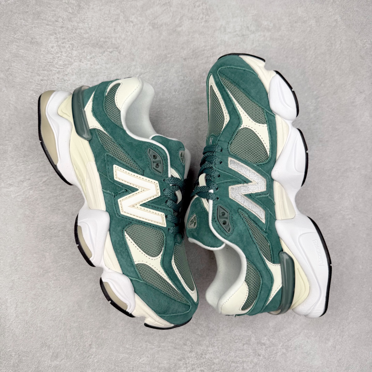 图片[3]-New Balance NB9060 复古运动鞋 新百伦又带来了新鞋型 并且是与芝加哥街头品牌 Joe Freshgoods 的联名款 鞋身主体采用了类似 990 系列的设计风格 与传统复古慢跑鞋区别不大 最大的变化就是鞋底部分 在传统设计的中底外层 增加了多个分区的模块 圆润的线条设计与我们熟悉的 New Balance 风格截然不同 但与同样充满弧形线条的鞋面搭配 看起来毫无违和感 尺码：36-45-选品中心