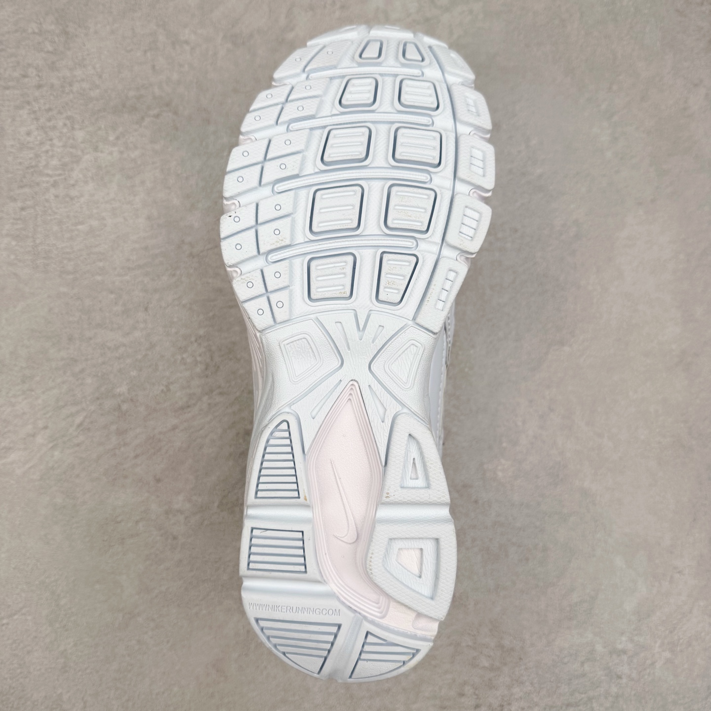 图片[9]-NK Initiator 创始者系列复古老爹鞋运动舒适复古网布合成革减震防滑耐磨低帮休闲跑步鞋 Ins爆火全新韩系古着风 回味经典 采用透气网眼鞋面和支撑覆盖层 自然运动设计的Phlyon中底用于缓冲 BRS 1000碳橡胶外底具有轻质柔韧性 牵引力和耐用性 尺码：36 36.5 37.5 38 38.5 39 40 40.5 41 42 42.5 43 44 45-选品中心