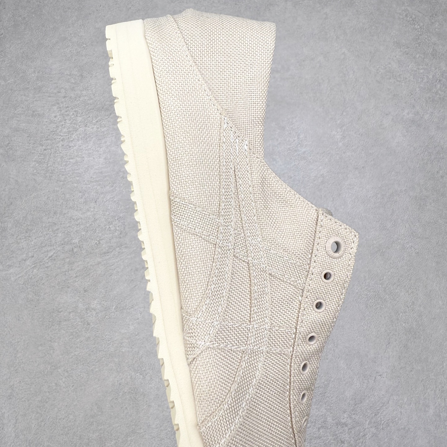 图片[6]-＃C版 Asics Onitsuka Tiger MEXICO 66 亚瑟士鬼冢虎复古经典板鞋 CNY 龙年限定 白红 市场王者选手 海外订单工厂出品 长期生产补货永不断码 超成熟稳定的做工品控 原装全套纸板楦头开发 原汁原味 完美呈现版型 私模正确鞋底咬花纹路 一比一鞋头弧度高度鞋身弧度 绝不口嗨 细节品控鞋型随意秒杀市面 原档咬花纹路私模大底 一个单元有六个三角形 总体形拼接呈现花瓣状 官方四联吊牌 原装Ortholite轻量化鞋垫 原盒原配 质保卡 说明书 钢印防尘纸 纸板中底带钢印 乳胶组合鞋垫 支持全方位的对比专柜 产品从款式颜色造型上体现出追求舒适和细节的完美 鞋类更是推崇手工制作的严谨与完美 融舒适性与可穿性的设计风格 注重细节的完美和别致魅力 既保持稳重 又不失轻松的时尚感 尺码：36 37 37.5 38 39 39.5 40 40.5 41.5 42 42.5 43.5 44 45-选品中心