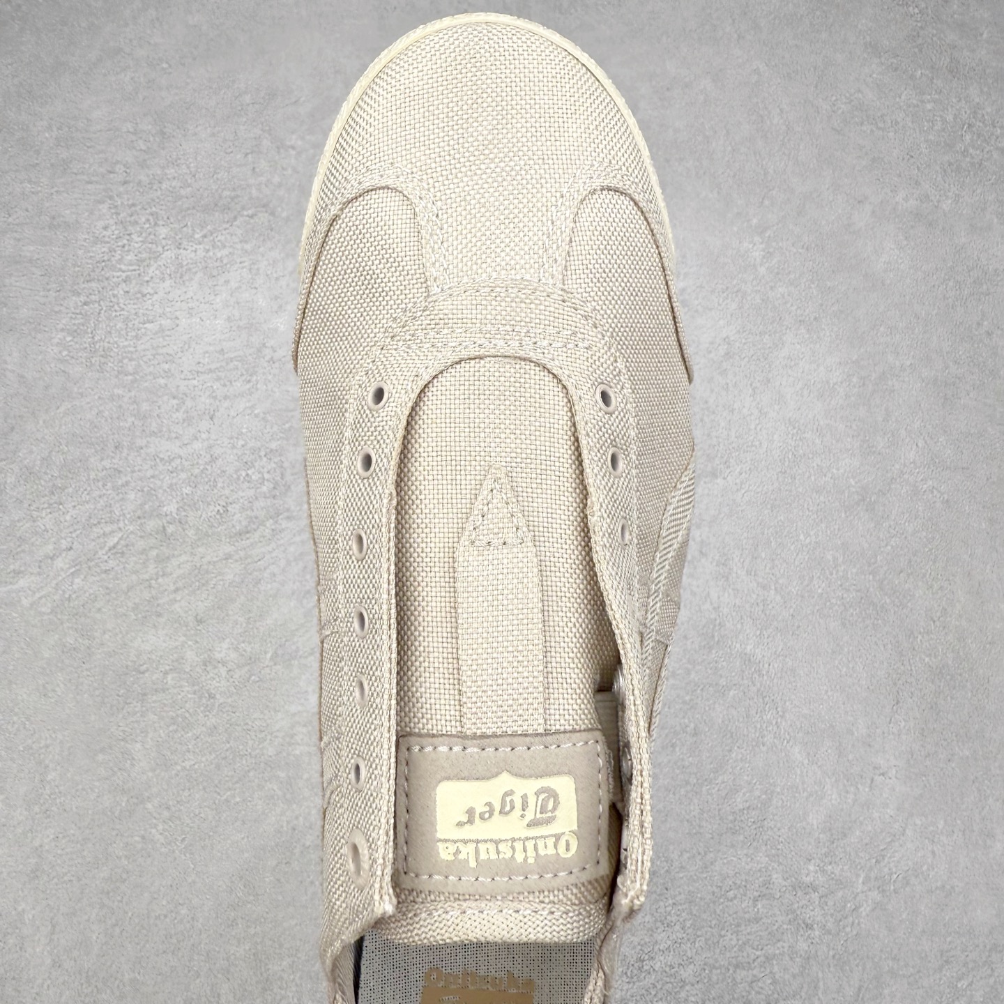 图片[4]-＃C版 Asics Onitsuka Tiger MEXICO 66 亚瑟士鬼冢虎复古经典板鞋 CNY 龙年限定 白红 市场王者选手 海外订单工厂出品 长期生产补货永不断码 超成熟稳定的做工品控 原装全套纸板楦头开发 原汁原味 完美呈现版型 私模正确鞋底咬花纹路 一比一鞋头弧度高度鞋身弧度 绝不口嗨 细节品控鞋型随意秒杀市面 原档咬花纹路私模大底 一个单元有六个三角形 总体形拼接呈现花瓣状 官方四联吊牌 原装Ortholite轻量化鞋垫 原盒原配 质保卡 说明书 钢印防尘纸 纸板中底带钢印 乳胶组合鞋垫 支持全方位的对比专柜 产品从款式颜色造型上体现出追求舒适和细节的完美 鞋类更是推崇手工制作的严谨与完美 融舒适性与可穿性的设计风格 注重细节的完美和别致魅力 既保持稳重 又不失轻松的时尚感 尺码：36 37 37.5 38 39 39.5 40 40.5 41.5 42 42.5 43.5 44 45-选品中心