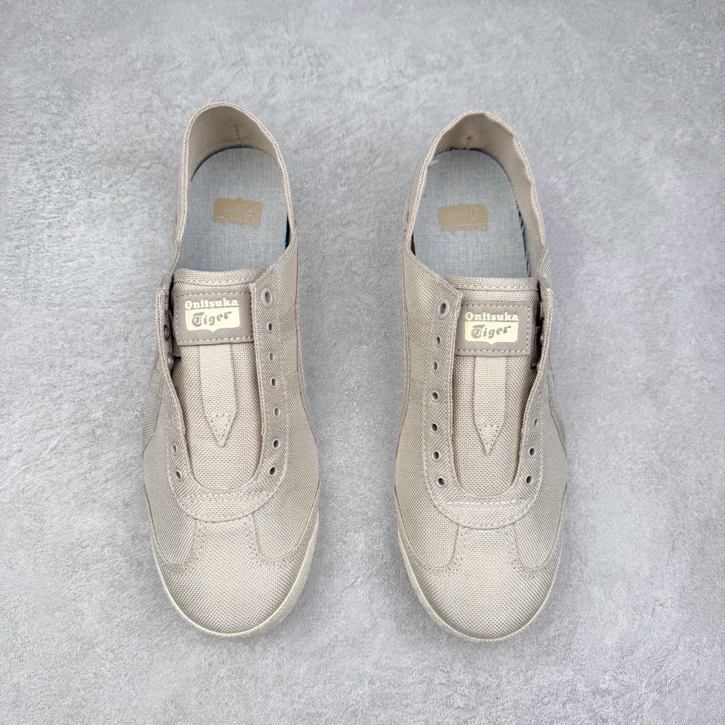 图片[2]-＃C版 Asics Onitsuka Tiger MEXICO 66 亚瑟士鬼冢虎复古经典板鞋 CNY 龙年限定 白红 市场王者选手 海外订单工厂出品 长期生产补货永不断码 超成熟稳定的做工品控 原装全套纸板楦头开发 原汁原味 完美呈现版型 私模正确鞋底咬花纹路 一比一鞋头弧度高度鞋身弧度 绝不口嗨 细节品控鞋型随意秒杀市面 原档咬花纹路私模大底 一个单元有六个三角形 总体形拼接呈现花瓣状 官方四联吊牌 原装Ortholite轻量化鞋垫 原盒原配 质保卡 说明书 钢印防尘纸 纸板中底带钢印 乳胶组合鞋垫 支持全方位的对比专柜 产品从款式颜色造型上体现出追求舒适和细节的完美 鞋类更是推崇手工制作的严谨与完美 融舒适性与可穿性的设计风格 注重细节的完美和别致魅力 既保持稳重 又不失轻松的时尚感 尺码：36 37 37.5 38 39 39.5 40 40.5 41.5 42 42.5 43.5 44 45-选品中心