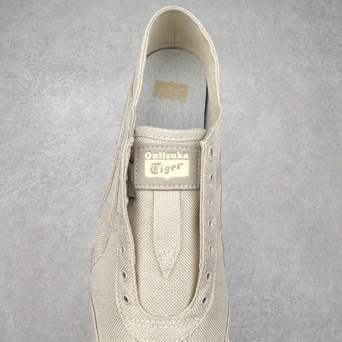 图片[5]-＃C版 Asics Onitsuka Tiger MEXICO 66 亚瑟士鬼冢虎复古经典板鞋 CNY 龙年限定 白红 市场王者选手 海外订单工厂出品 长期生产补货永不断码 超成熟稳定的做工品控 原装全套纸板楦头开发 原汁原味 完美呈现版型 私模正确鞋底咬花纹路 一比一鞋头弧度高度鞋身弧度 绝不口嗨 细节品控鞋型随意秒杀市面 原档咬花纹路私模大底 一个单元有六个三角形 总体形拼接呈现花瓣状 官方四联吊牌 原装Ortholite轻量化鞋垫 原盒原配 质保卡 说明书 钢印防尘纸 纸板中底带钢印 乳胶组合鞋垫 支持全方位的对比专柜 产品从款式颜色造型上体现出追求舒适和细节的完美 鞋类更是推崇手工制作的严谨与完美 融舒适性与可穿性的设计风格 注重细节的完美和别致魅力 既保持稳重 又不失轻松的时尚感 尺码：36 37 37.5 38 39 39.5 40 40.5 41.5 42 42.5 43.5 44 45-选品中心