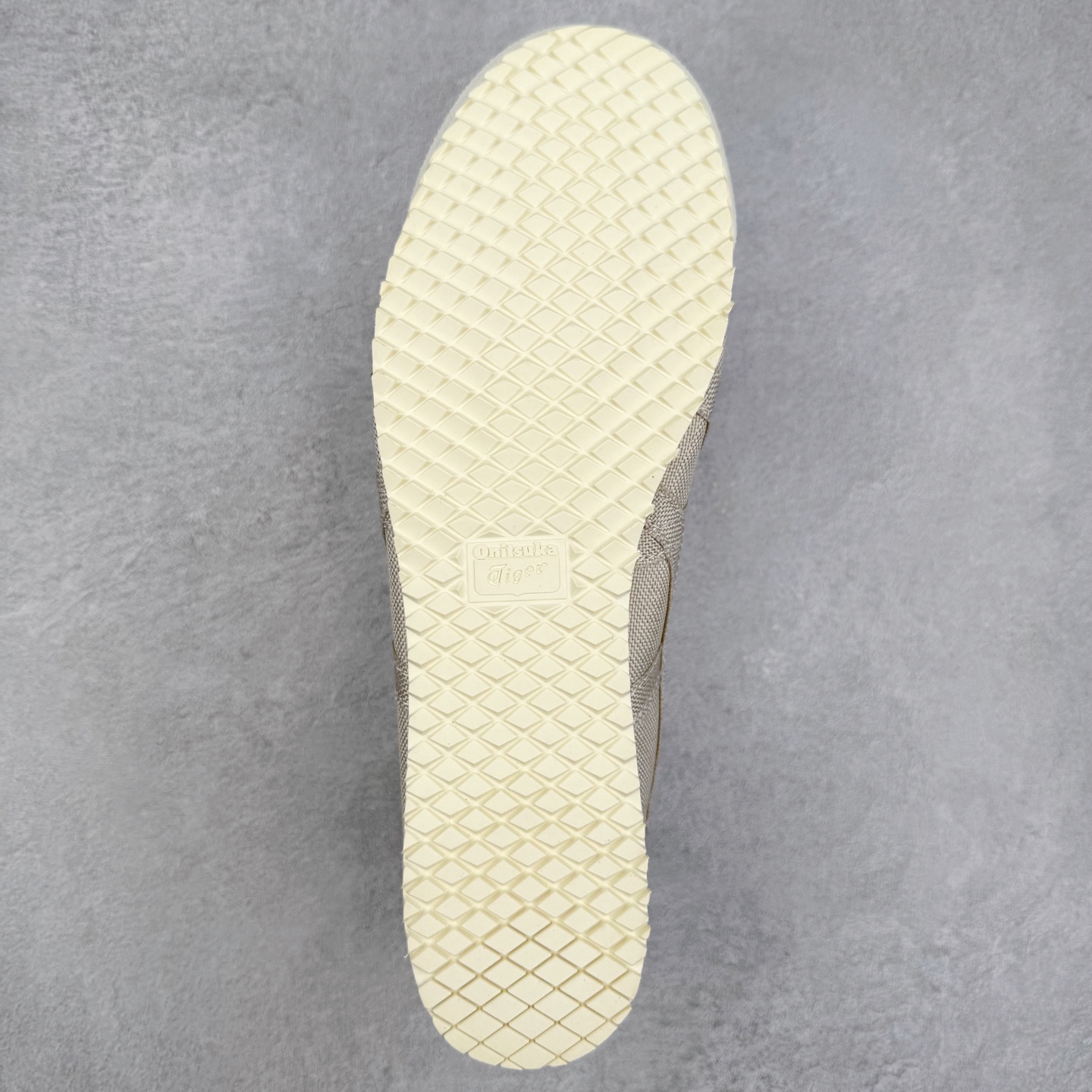 图片[9]-＃C版 Asics Onitsuka Tiger MEXICO 66 亚瑟士鬼冢虎复古经典板鞋 CNY 龙年限定 白红 市场王者选手 海外订单工厂出品 长期生产补货永不断码 超成熟稳定的做工品控 原装全套纸板楦头开发 原汁原味 完美呈现版型 私模正确鞋底咬花纹路 一比一鞋头弧度高度鞋身弧度 绝不口嗨 细节品控鞋型随意秒杀市面 原档咬花纹路私模大底 一个单元有六个三角形 总体形拼接呈现花瓣状 官方四联吊牌 原装Ortholite轻量化鞋垫 原盒原配 质保卡 说明书 钢印防尘纸 纸板中底带钢印 乳胶组合鞋垫 支持全方位的对比专柜 产品从款式颜色造型上体现出追求舒适和细节的完美 鞋类更是推崇手工制作的严谨与完美 融舒适性与可穿性的设计风格 注重细节的完美和别致魅力 既保持稳重 又不失轻松的时尚感 尺码：36 37 37.5 38 39 39.5 40 40.5 41.5 42 42.5 43.5 44 45-选品中心