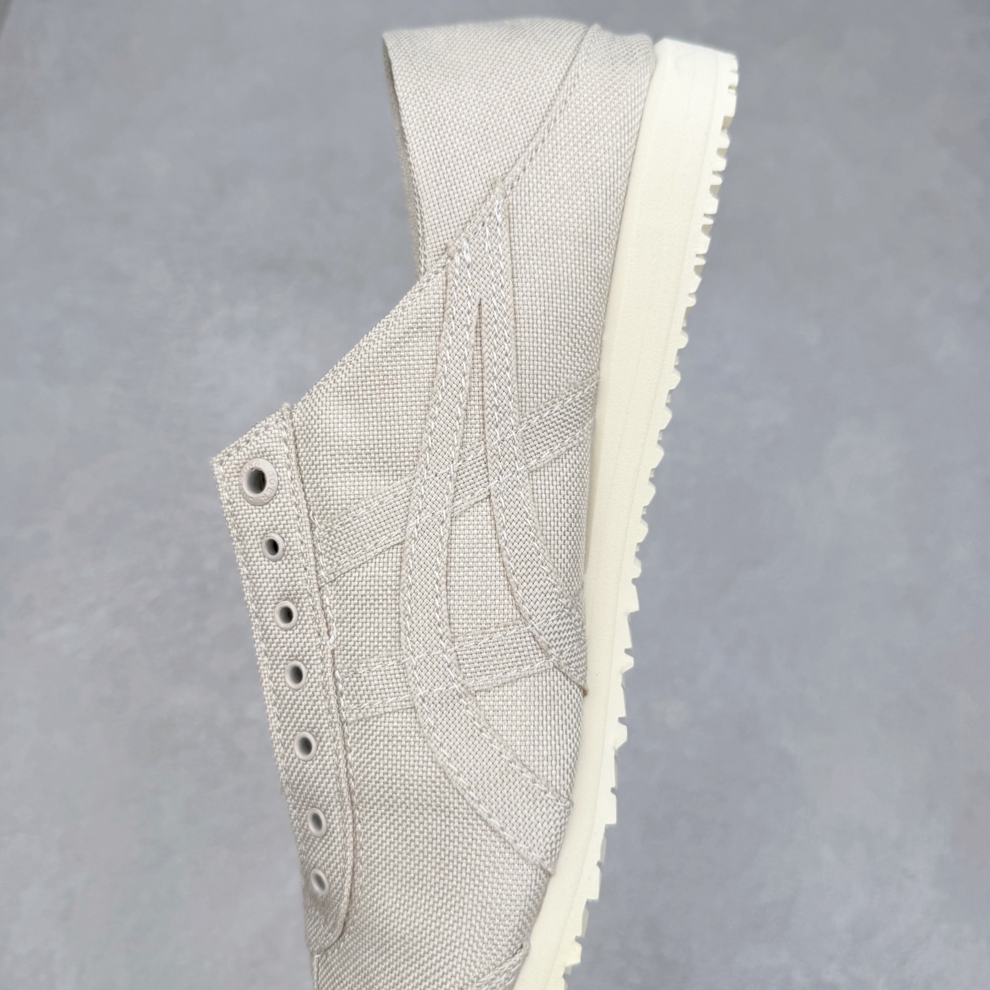 图片[7]-＃C版 Asics Onitsuka Tiger MEXICO 66 亚瑟士鬼冢虎复古经典板鞋 CNY 龙年限定 白红 市场王者选手 海外订单工厂出品 长期生产补货永不断码 超成熟稳定的做工品控 原装全套纸板楦头开发 原汁原味 完美呈现版型 私模正确鞋底咬花纹路 一比一鞋头弧度高度鞋身弧度 绝不口嗨 细节品控鞋型随意秒杀市面 原档咬花纹路私模大底 一个单元有六个三角形 总体形拼接呈现花瓣状 官方四联吊牌 原装Ortholite轻量化鞋垫 原盒原配 质保卡 说明书 钢印防尘纸 纸板中底带钢印 乳胶组合鞋垫 支持全方位的对比专柜 产品从款式颜色造型上体现出追求舒适和细节的完美 鞋类更是推崇手工制作的严谨与完美 融舒适性与可穿性的设计风格 注重细节的完美和别致魅力 既保持稳重 又不失轻松的时尚感 尺码：36 37 37.5 38 39 39.5 40 40.5 41.5 42 42.5 43.5 44 45-选品中心