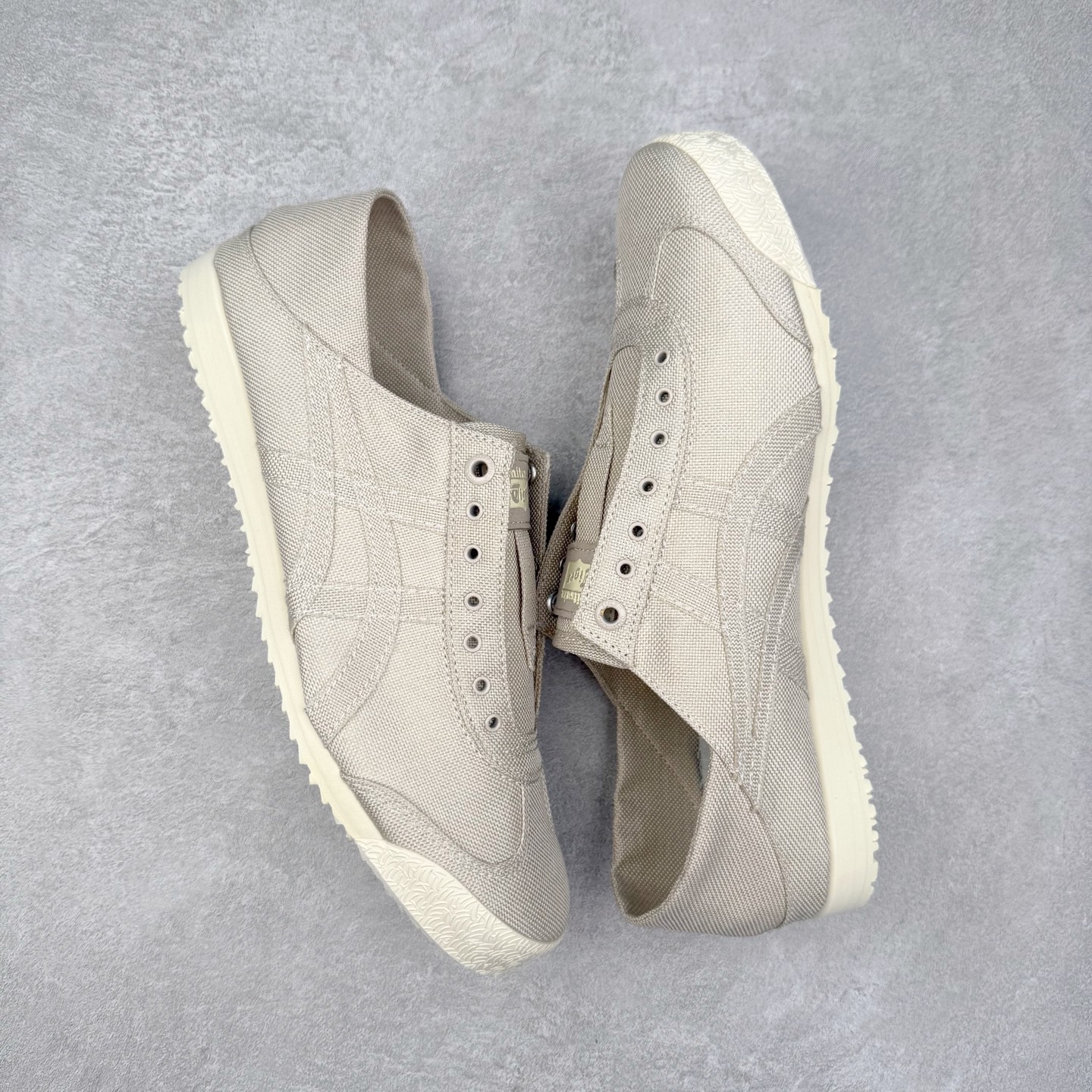 图片[3]-＃C版 Asics Onitsuka Tiger MEXICO 66 亚瑟士鬼冢虎复古经典板鞋 CNY 龙年限定 白红 市场王者选手 海外订单工厂出品 长期生产补货永不断码 超成熟稳定的做工品控 原装全套纸板楦头开发 原汁原味 完美呈现版型 私模正确鞋底咬花纹路 一比一鞋头弧度高度鞋身弧度 绝不口嗨 细节品控鞋型随意秒杀市面 原档咬花纹路私模大底 一个单元有六个三角形 总体形拼接呈现花瓣状 官方四联吊牌 原装Ortholite轻量化鞋垫 原盒原配 质保卡 说明书 钢印防尘纸 纸板中底带钢印 乳胶组合鞋垫 支持全方位的对比专柜 产品从款式颜色造型上体现出追求舒适和细节的完美 鞋类更是推崇手工制作的严谨与完美 融舒适性与可穿性的设计风格 注重细节的完美和别致魅力 既保持稳重 又不失轻松的时尚感 尺码：36 37 37.5 38 39 39.5 40 40.5 41.5 42 42.5 43.5 44 45-选品中心